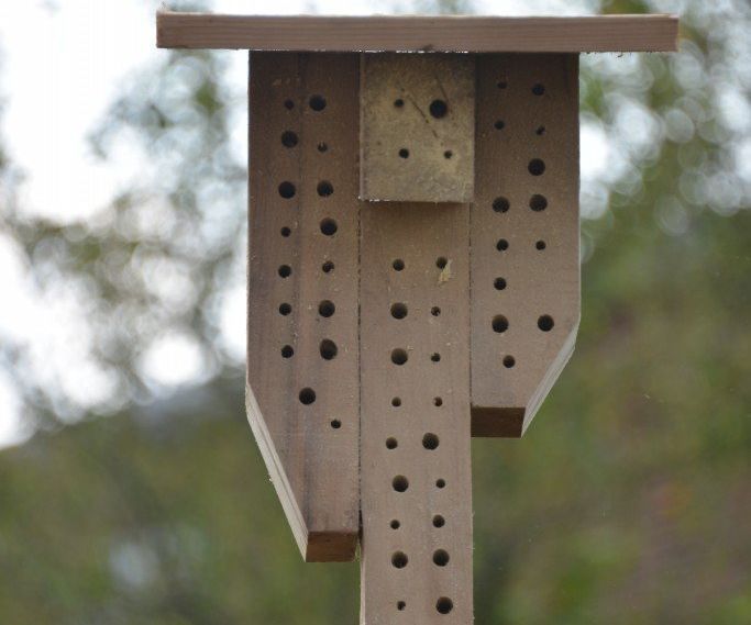 Pallet + Vintage post = How to make a bee house