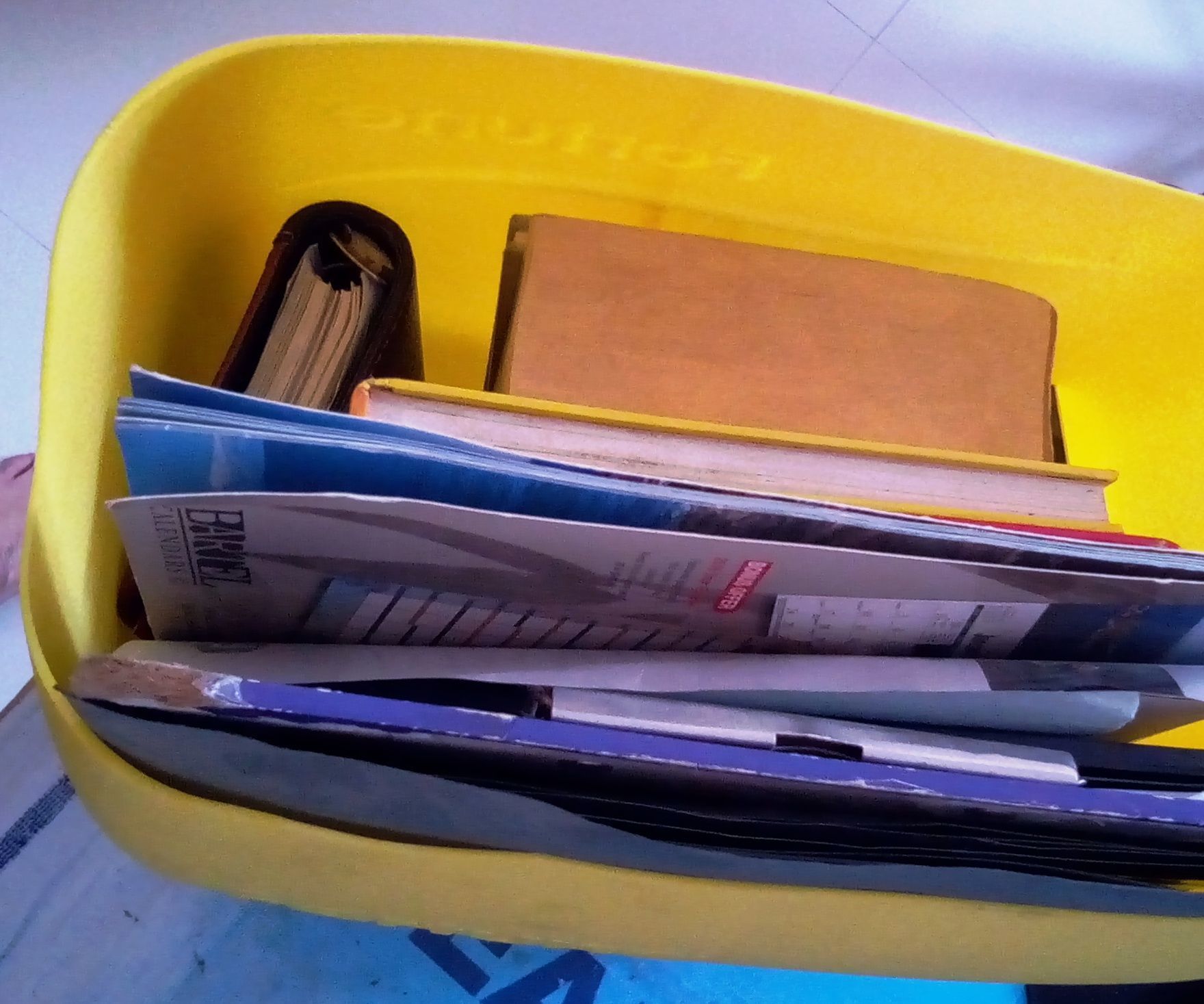Closed Book/Magazine/Newspaper Holder