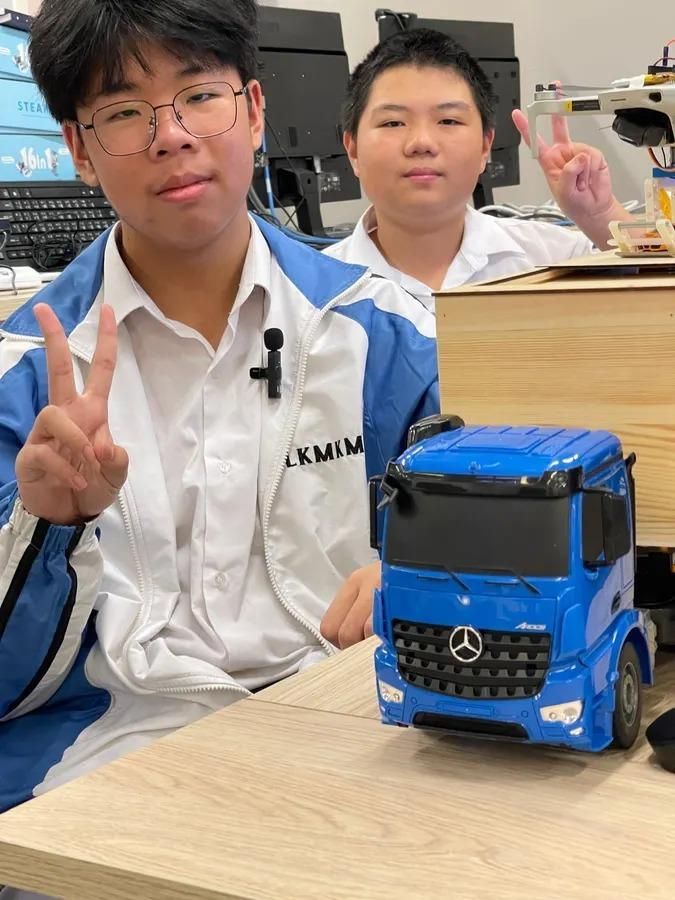 Extraordinary Cargo That the Truck Carrying the Drone