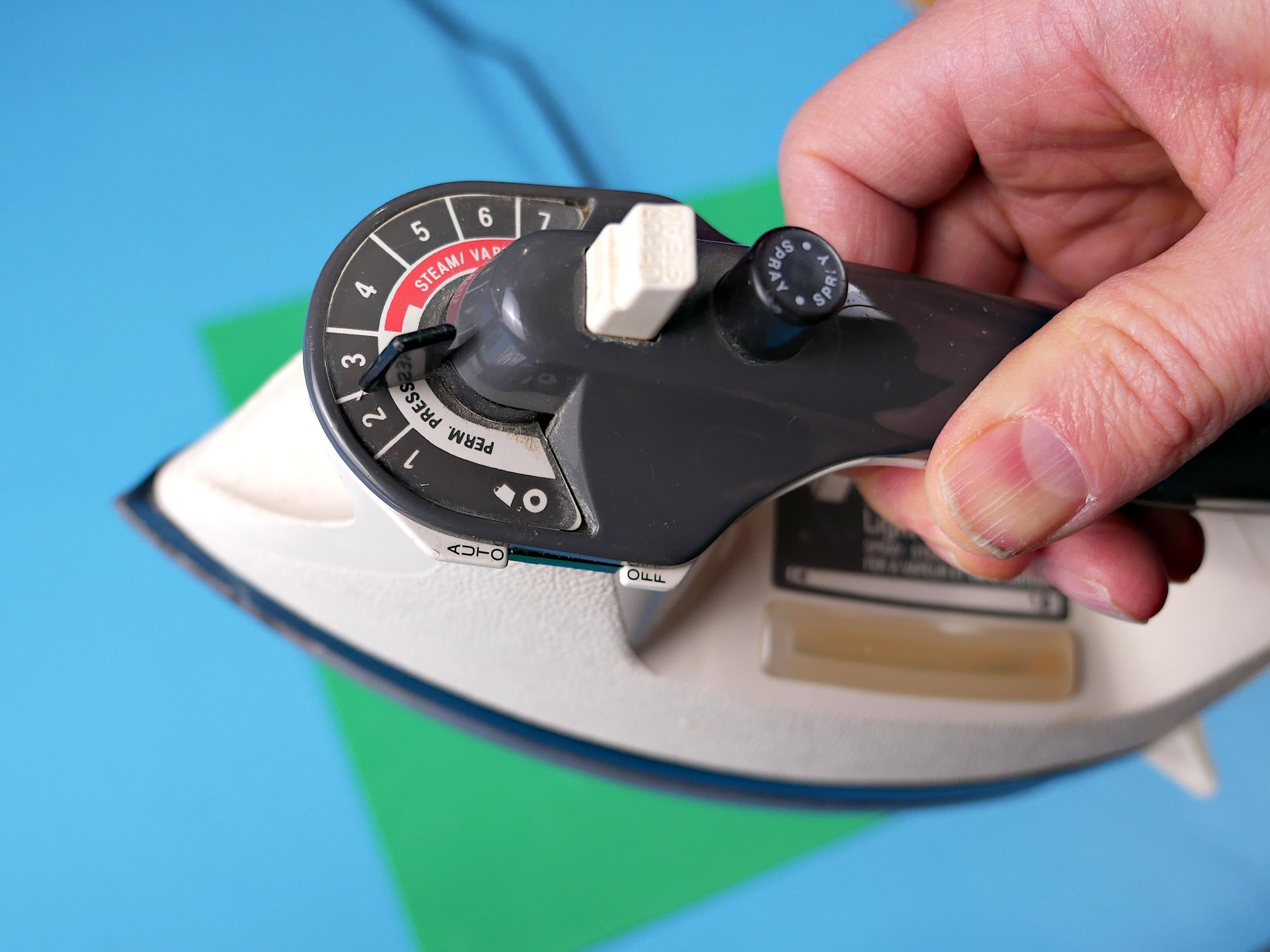 Make Fake Leather From Tinfoil and Foam! 8 Steps (with Pictures
