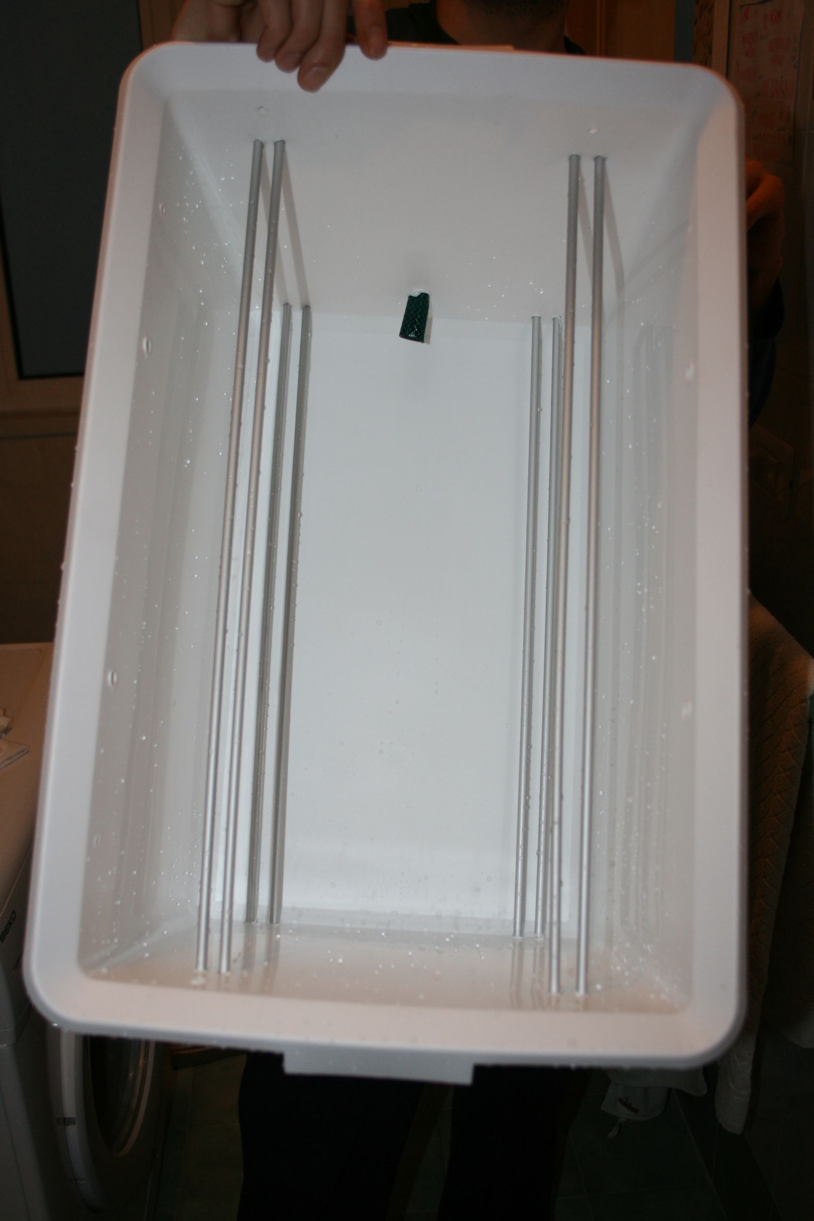 How to Construct a Running Water Basin for Developing Multiple Analog Photos
