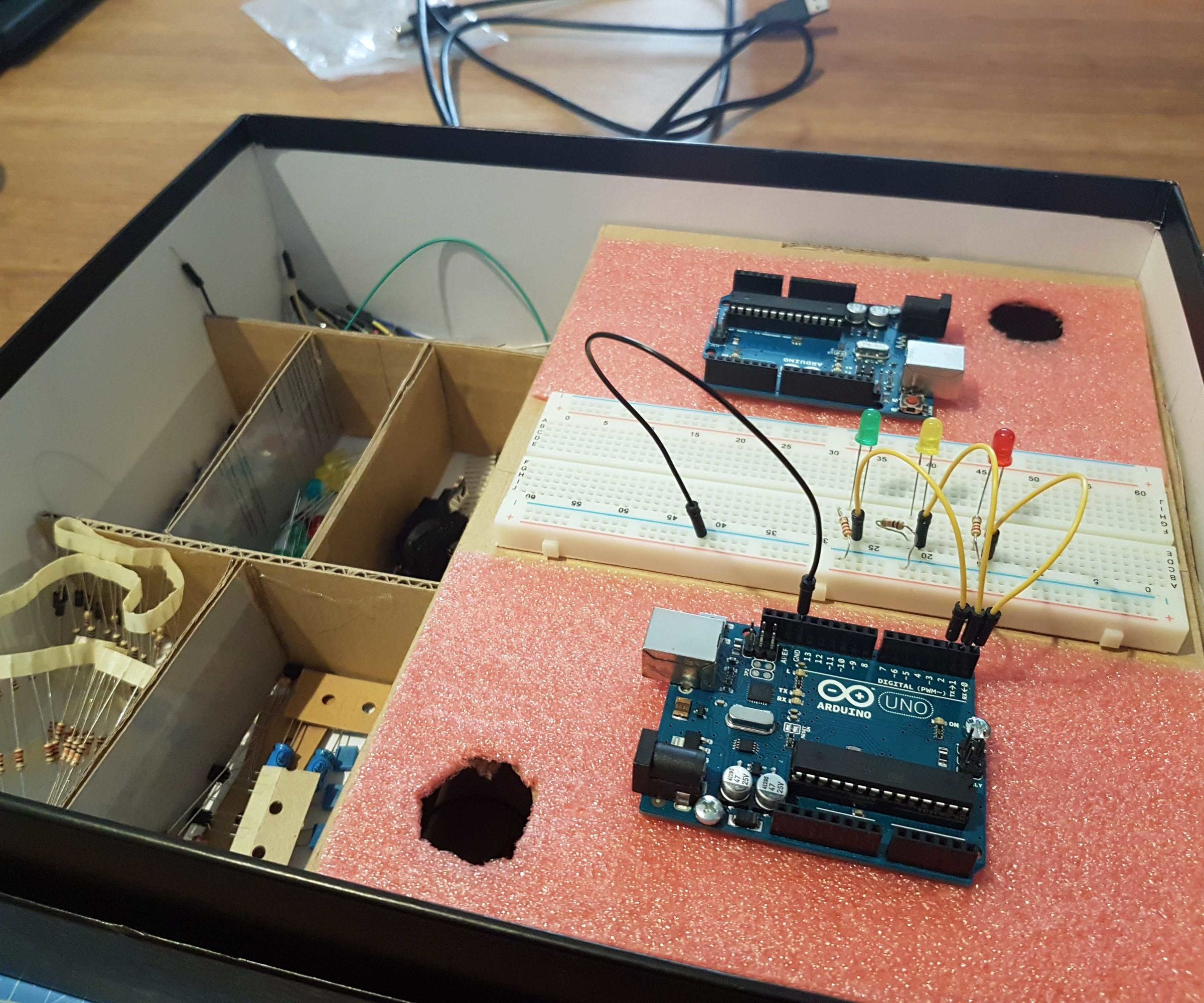 Electronic Foldable Prototyping Workbench