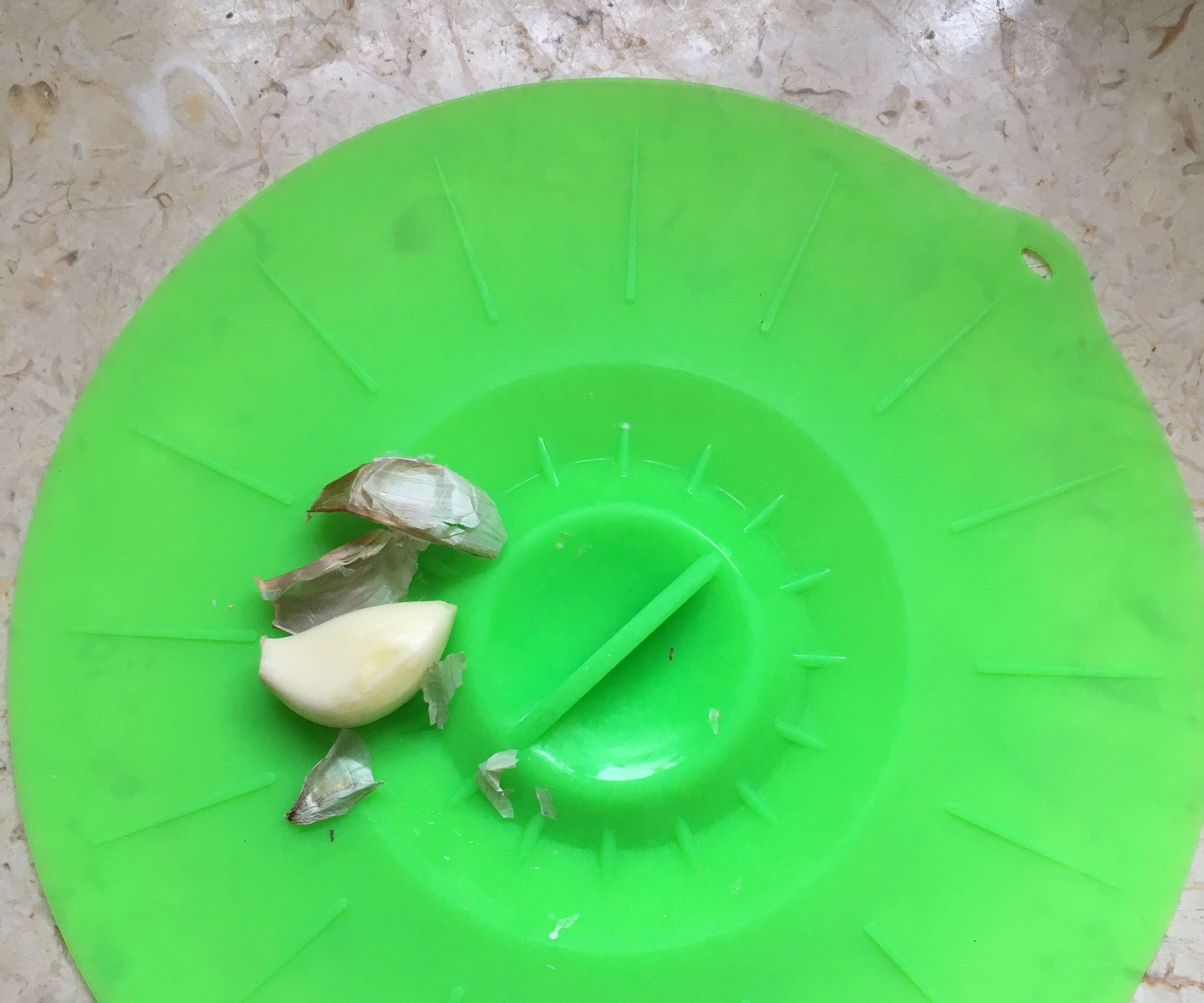Shakin' Garlic Skin With a Silicon Pot Lid