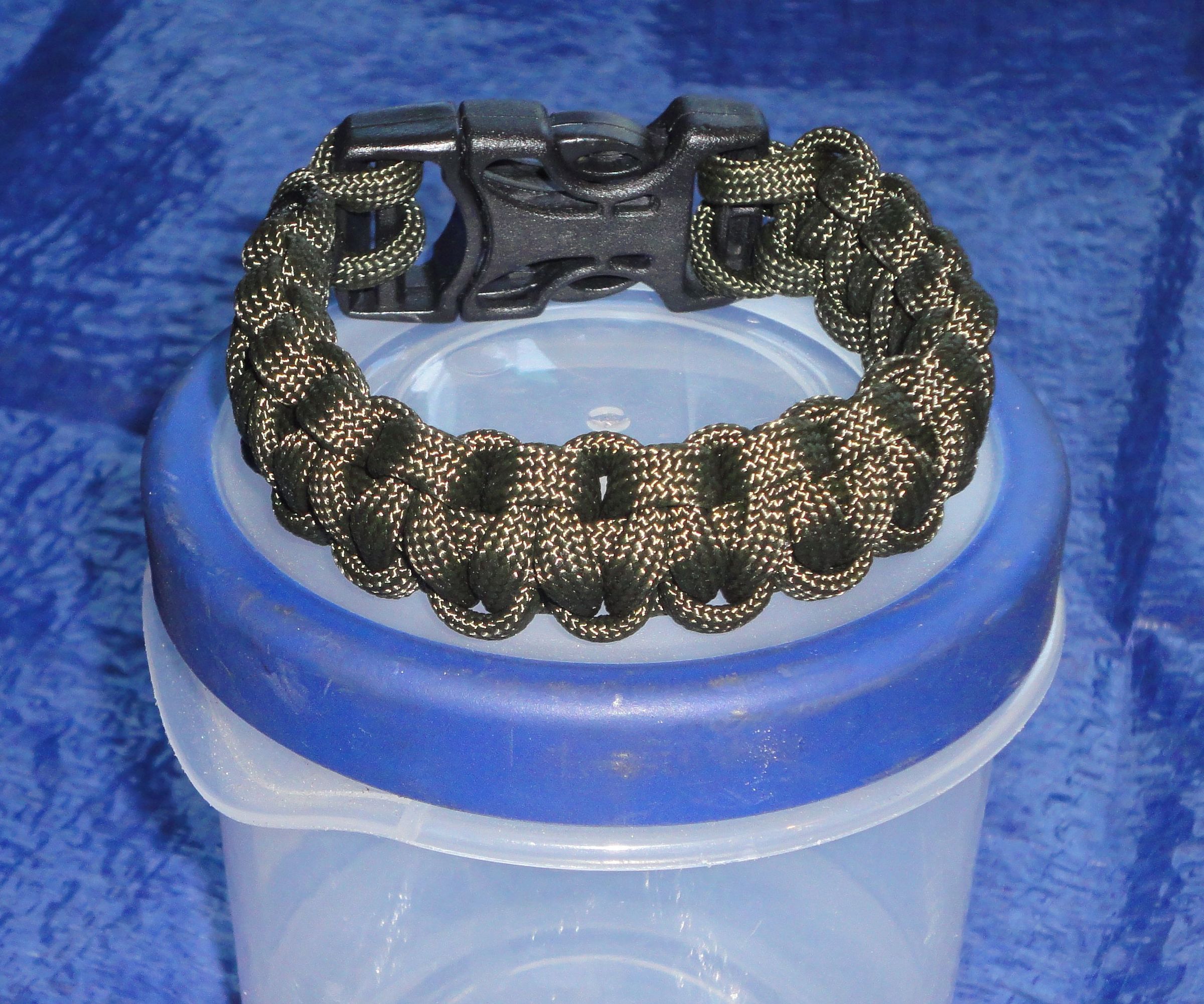 Super Easy Paracord Bracelet 