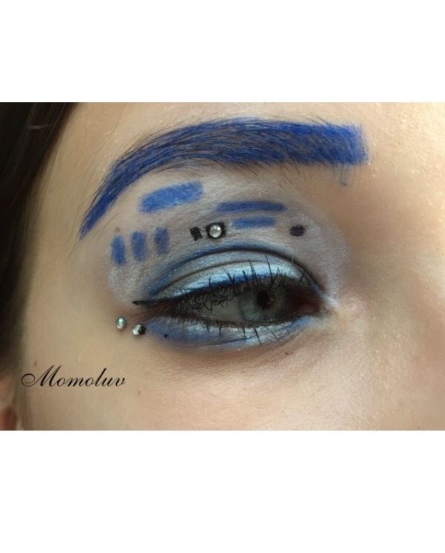 R2D2 Makeup Look