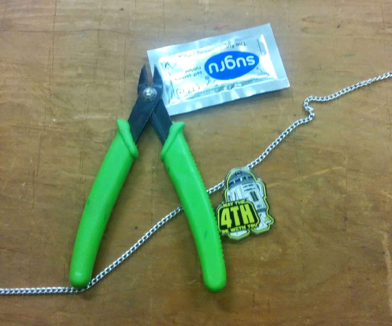 How to Take a Old Pin and Turn It Into a New Necklace With Sugru