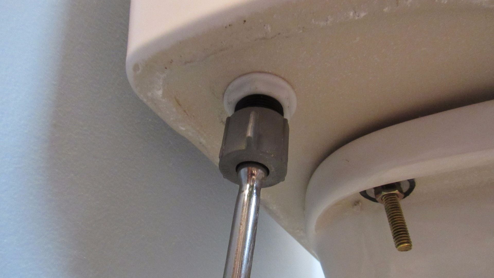 How to Fix a Leaking Toilet Tank 16 Steps (with Pictures) Instructables