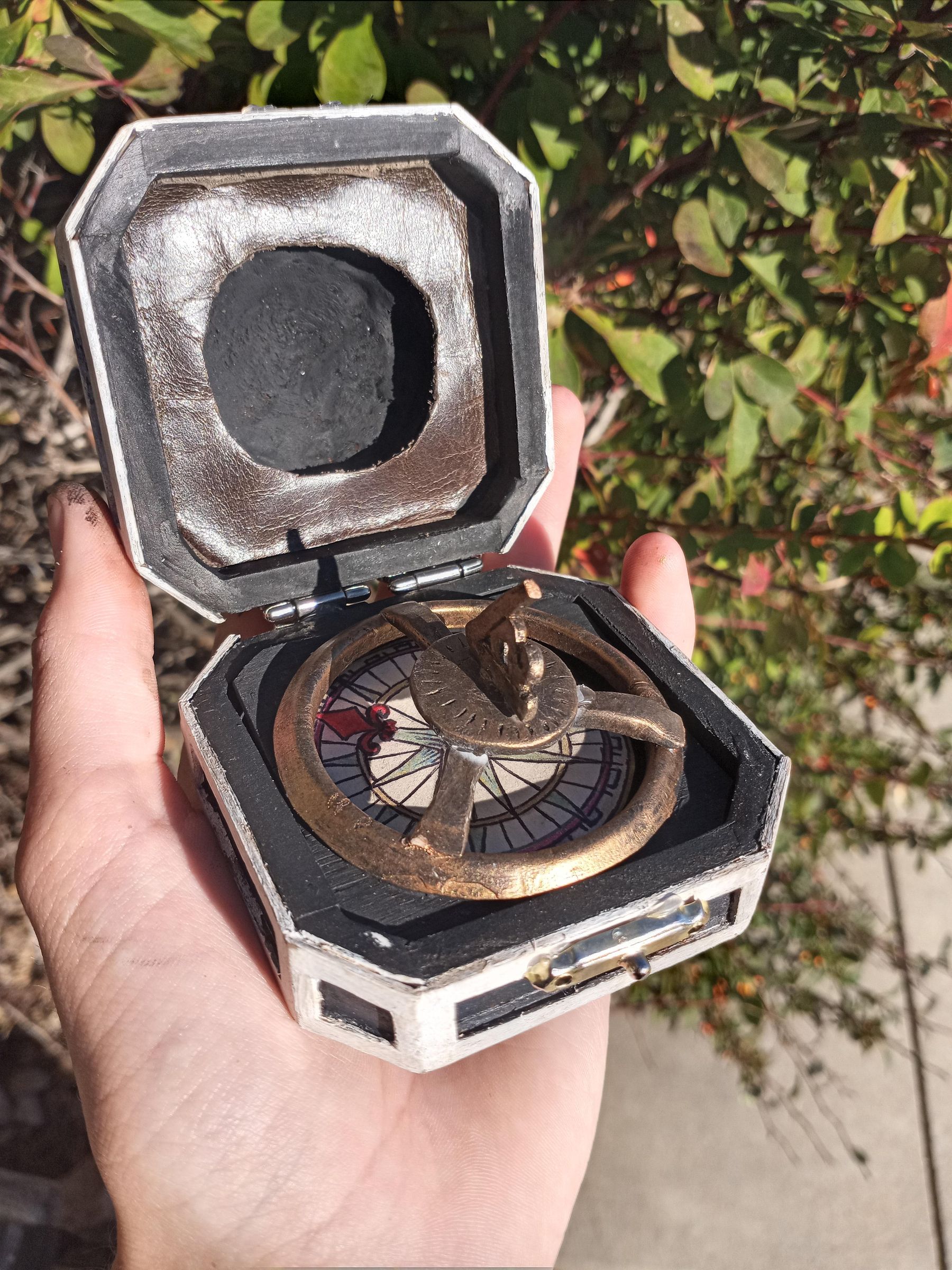 The Compass That Doesn't Point North 10 Steps (with Pictures