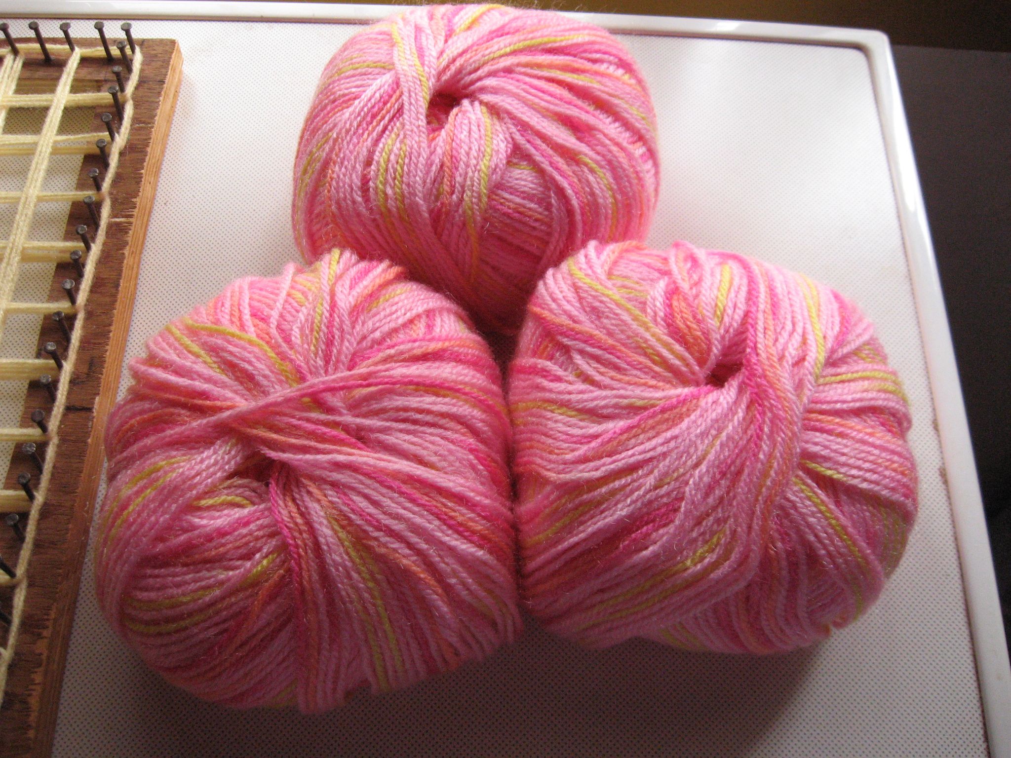 How to Weave a Mat With Small Pom Poms 13 Steps (with Pictures