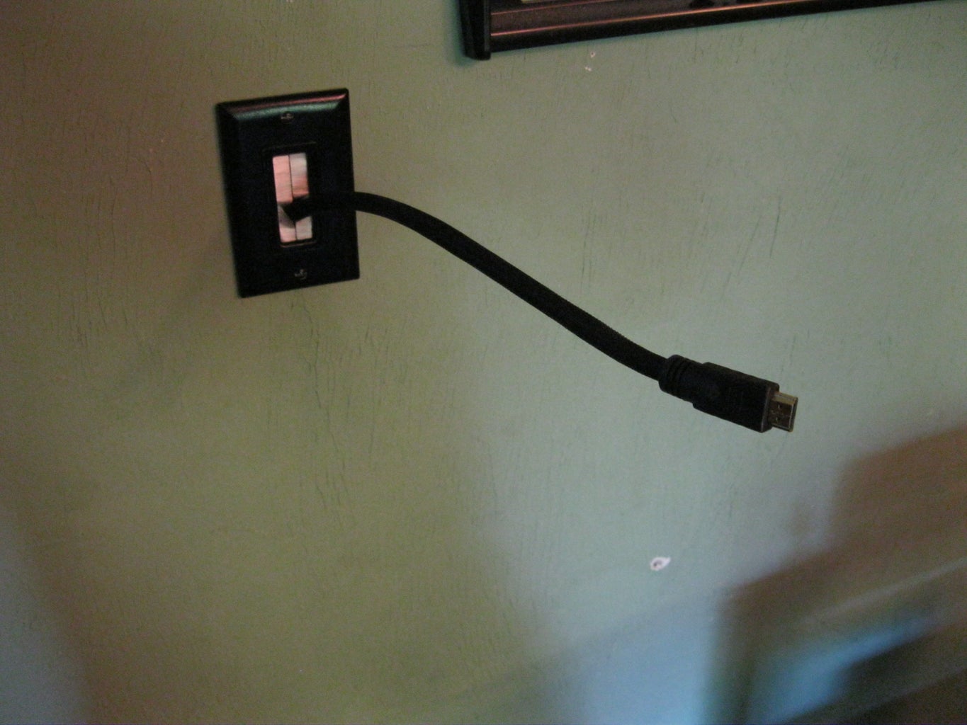 Прокладка HDMI кабеля для видеопроектора