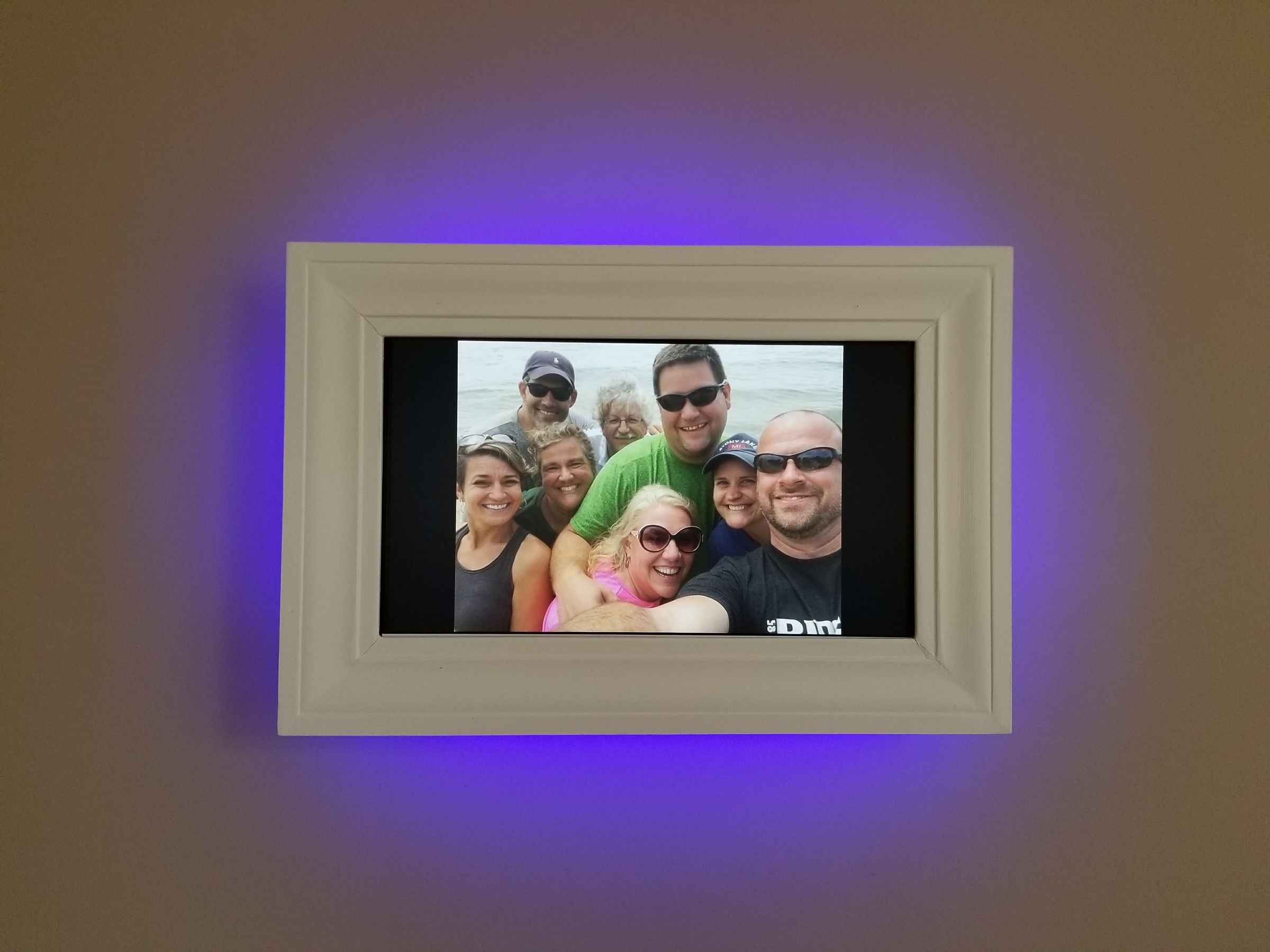 Cloud Connected, Motion Activated, Digital Photo Frame 9 Steps (with