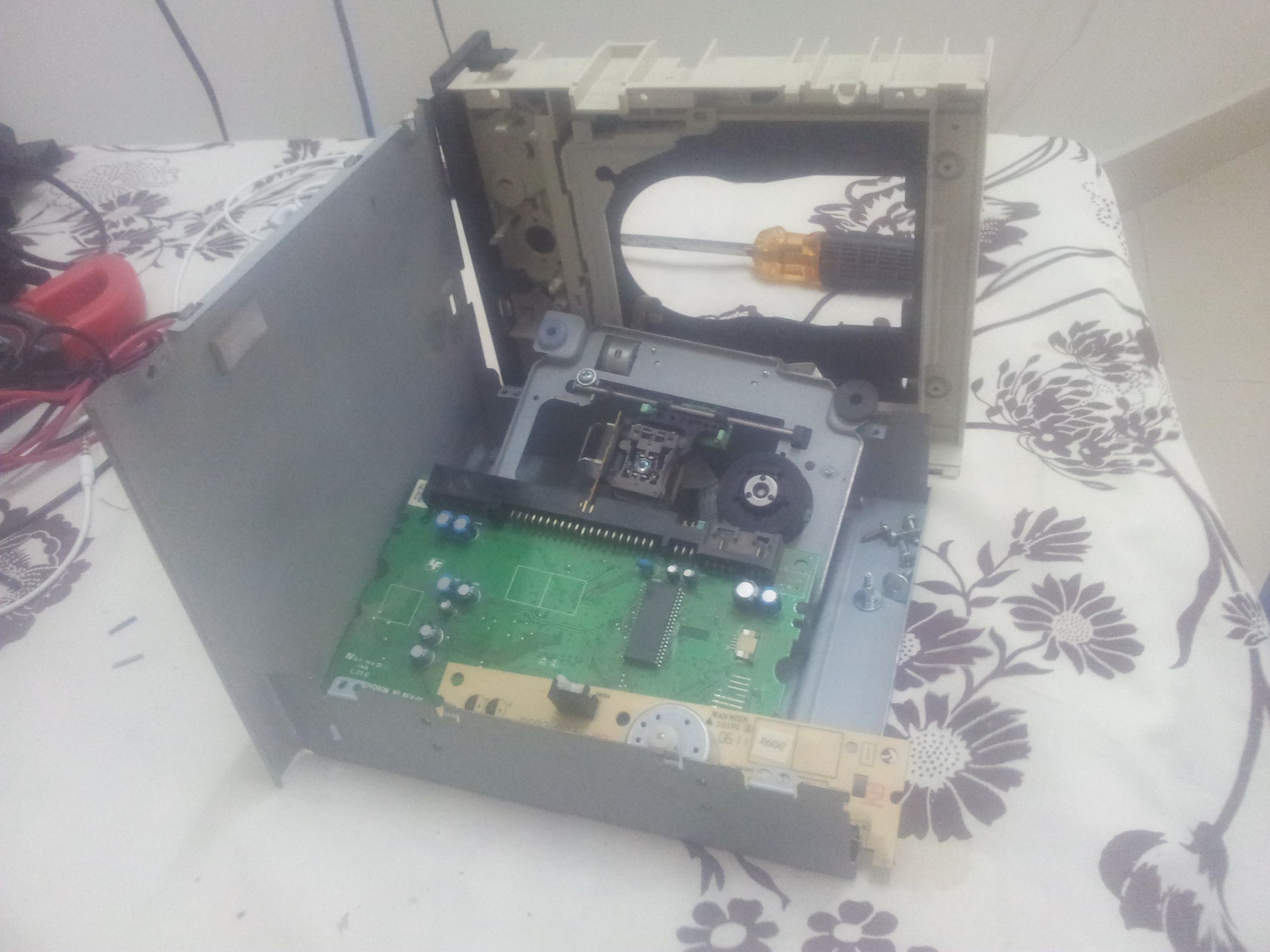 Disassembling a CD/DVD Reader and Reusing Its Parts