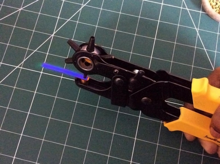 Kesilen Parçaları Deliklere Delmeye Başlayın