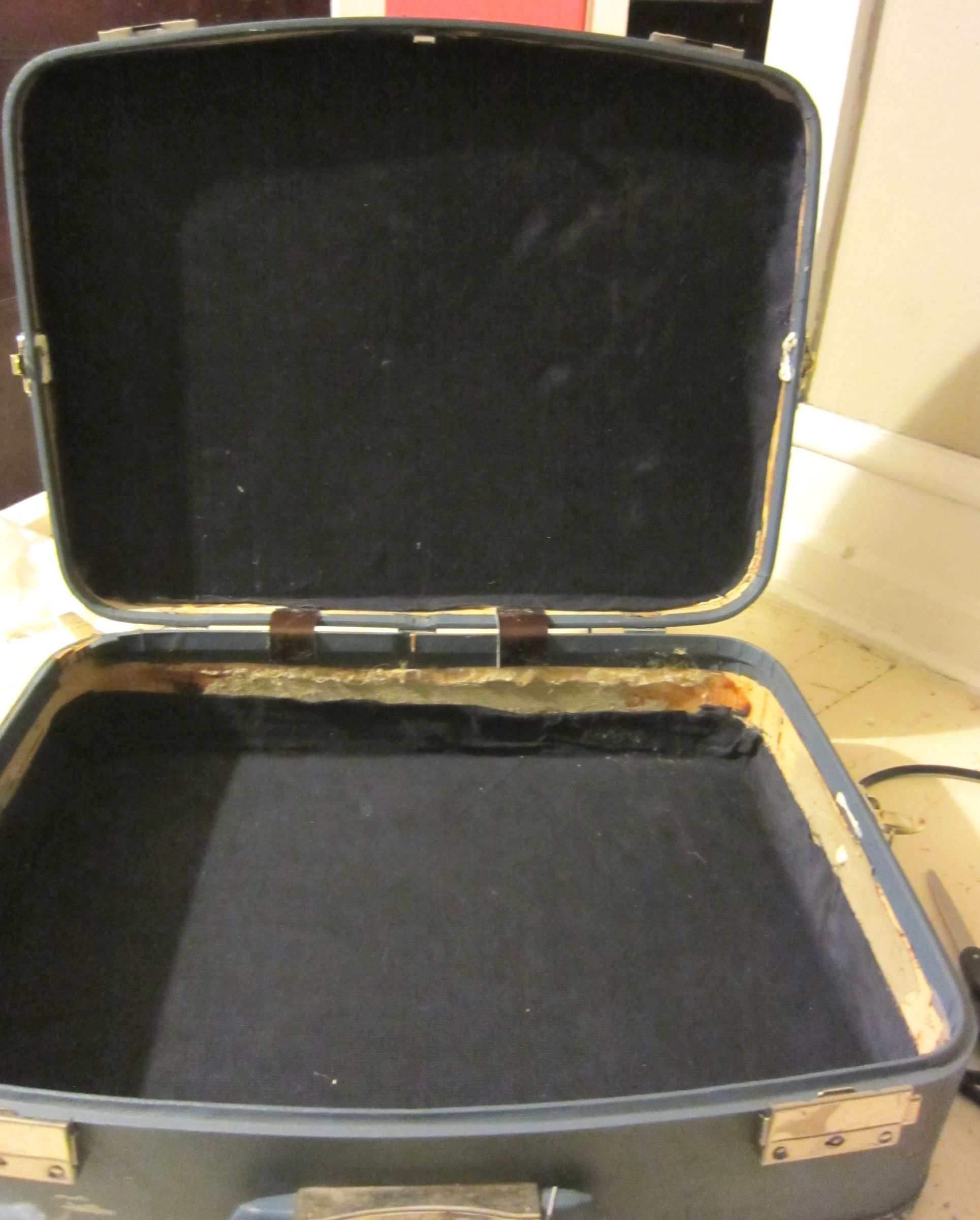 BookCASE Travel Bookcase in a Suitcase! 7 Steps (with Pictures