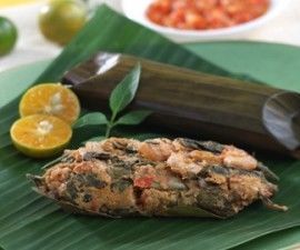 Steamed Chicken With Lemon Basil Wrapped in Banana Palm Leaf