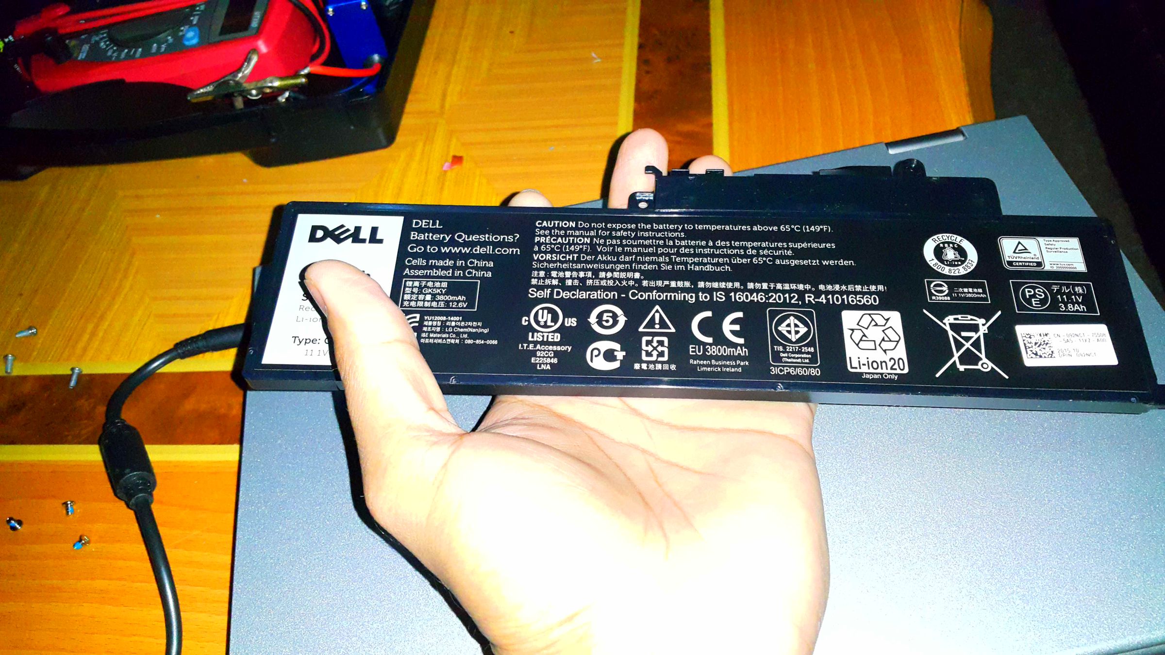 Removing the Battery of a Dell Inspiron 3147. Instructables