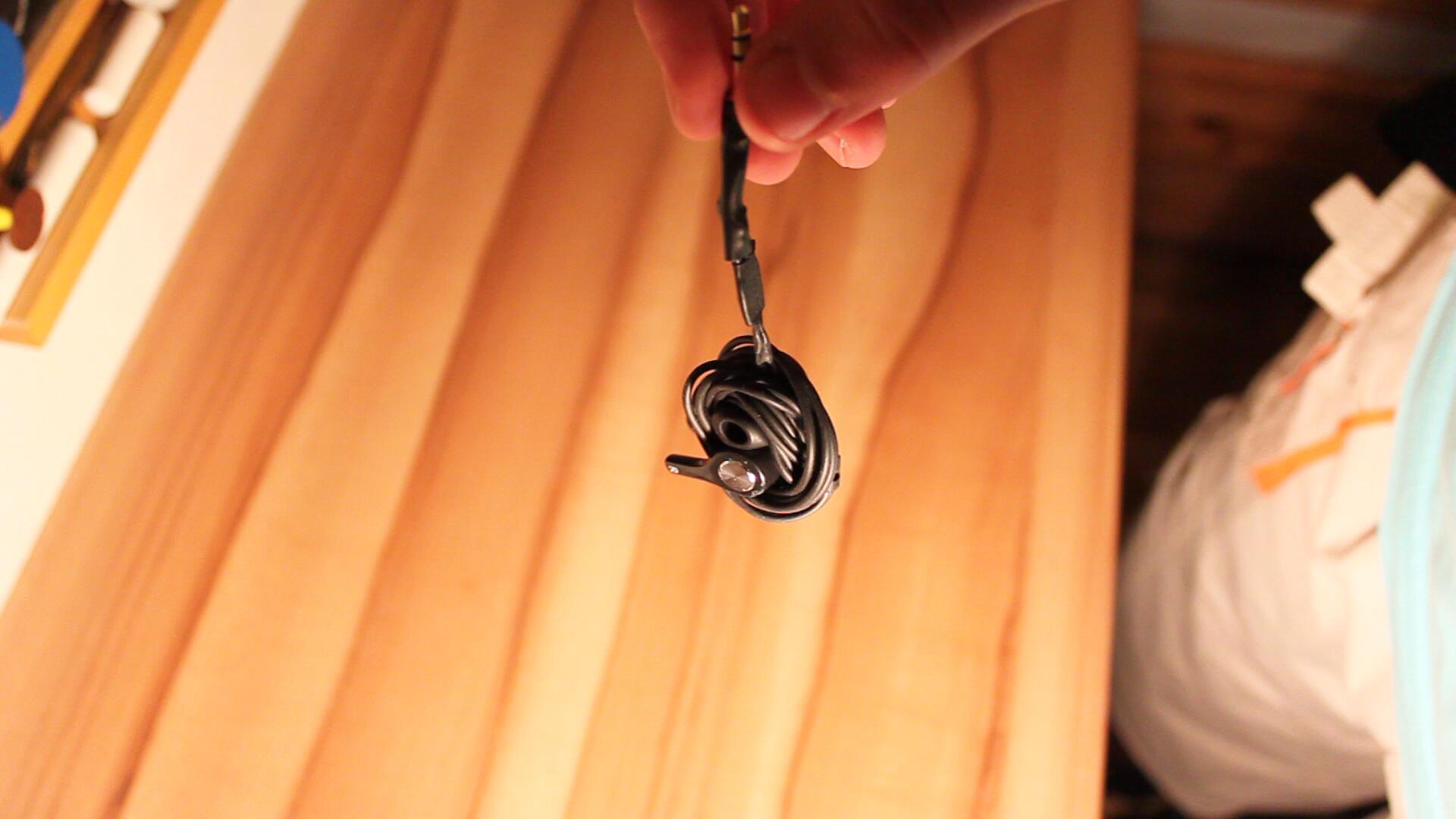 How to Wrap Headphones So They Don’t Tangle (with Pictures) Instructables