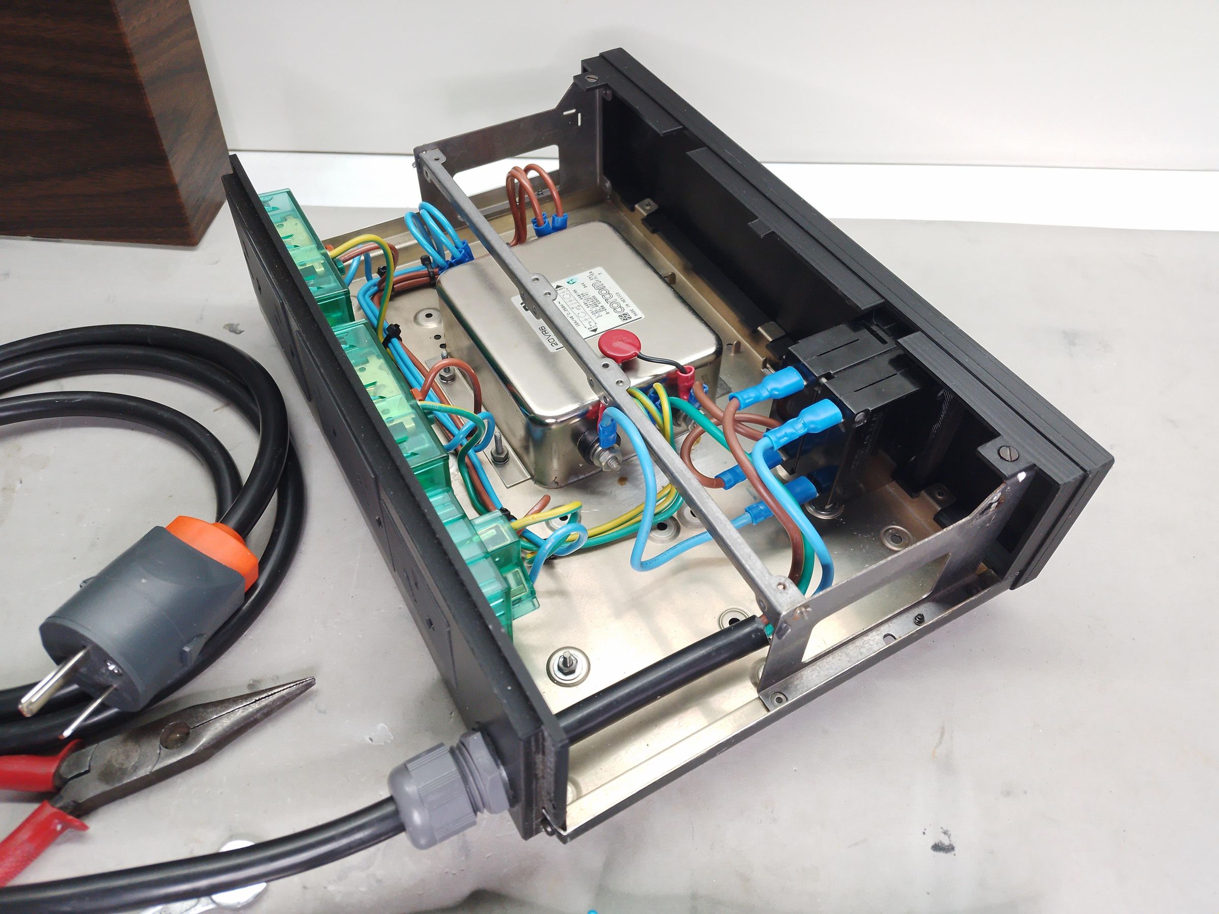 DIY Power Conditioner for Audio Built From an Old Cable Box 6 Steps