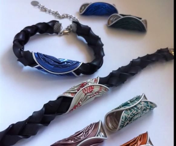 How to Make an Inner Tube Bracelet With Interchangeable Colors