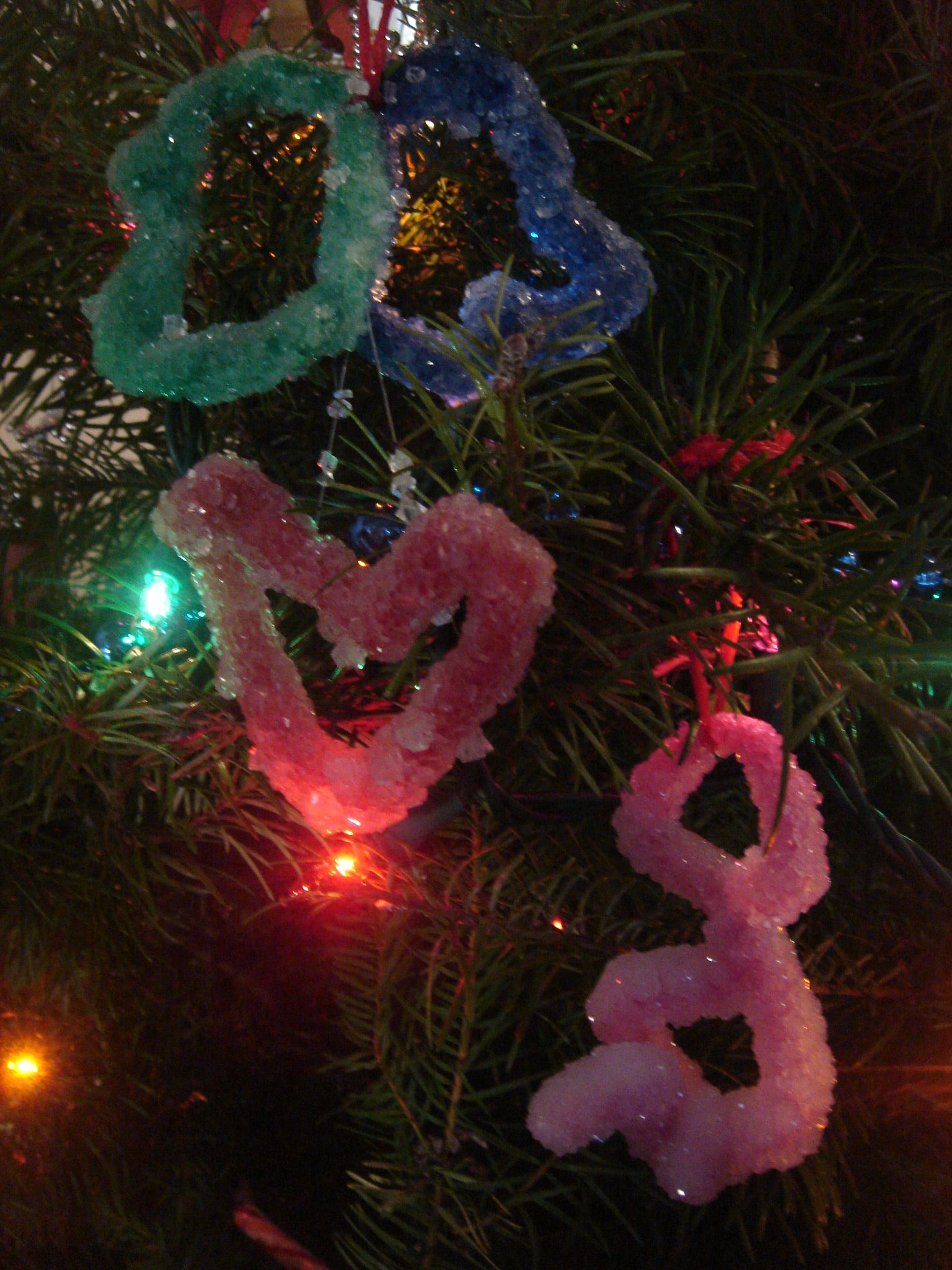 How to Make Borax Crystal Decorations to Impress and Amaze the Kids