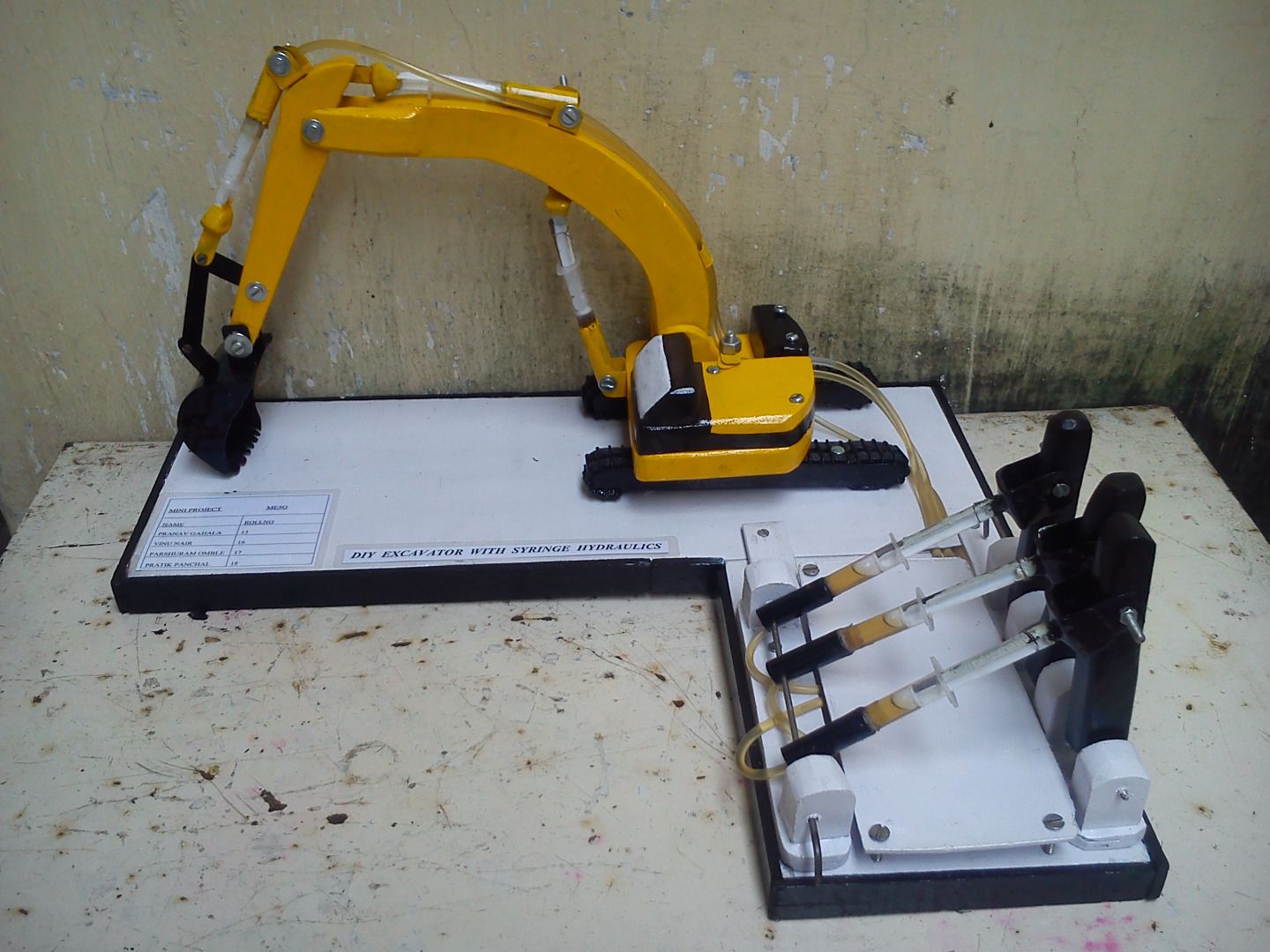 EXCAVATOR WITH SYRINGE HYDRAULICS 9 Steps Instructables
