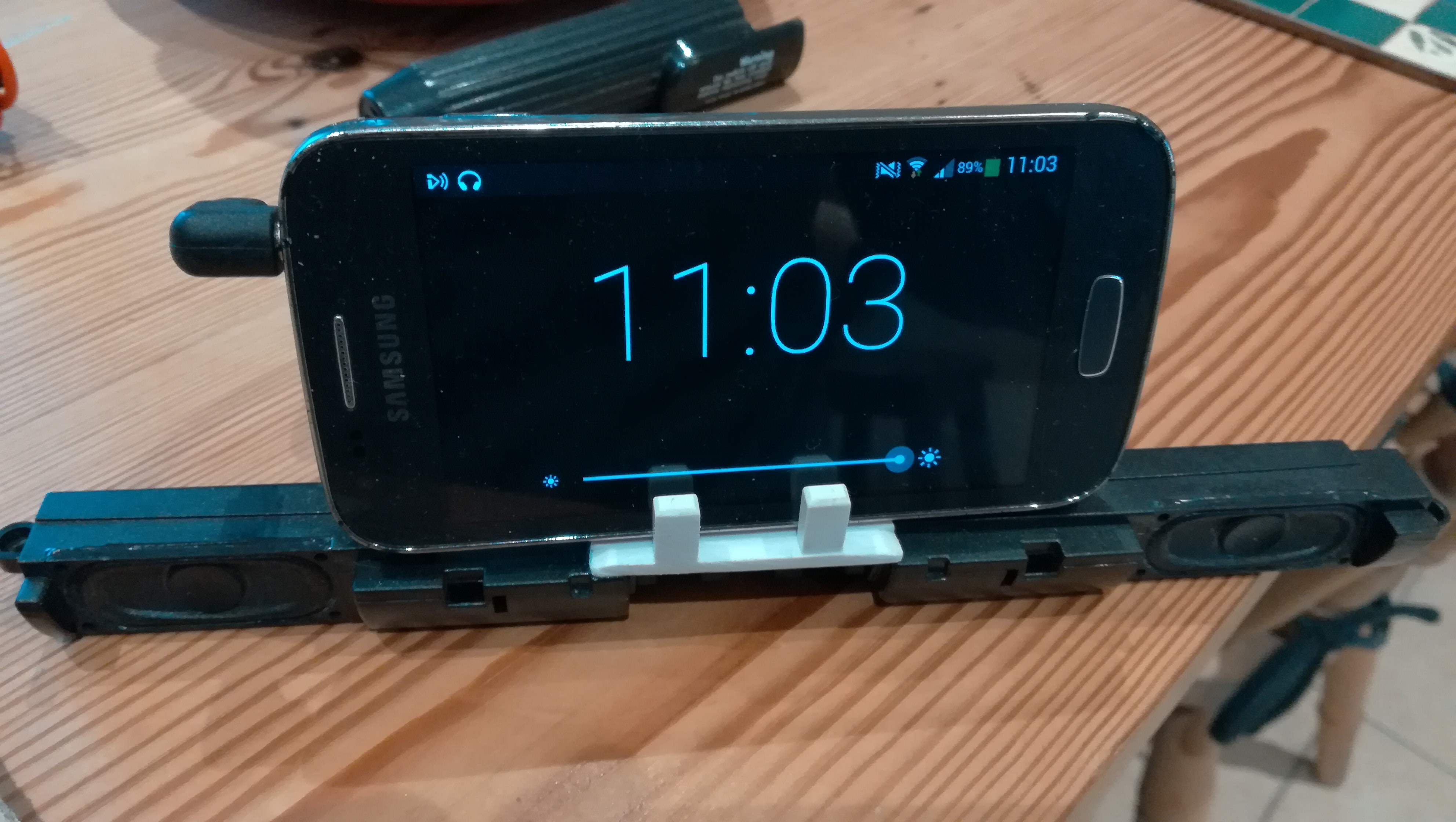 £1 Alarm Clock Radio 5 Steps (with Pictures) Instructables