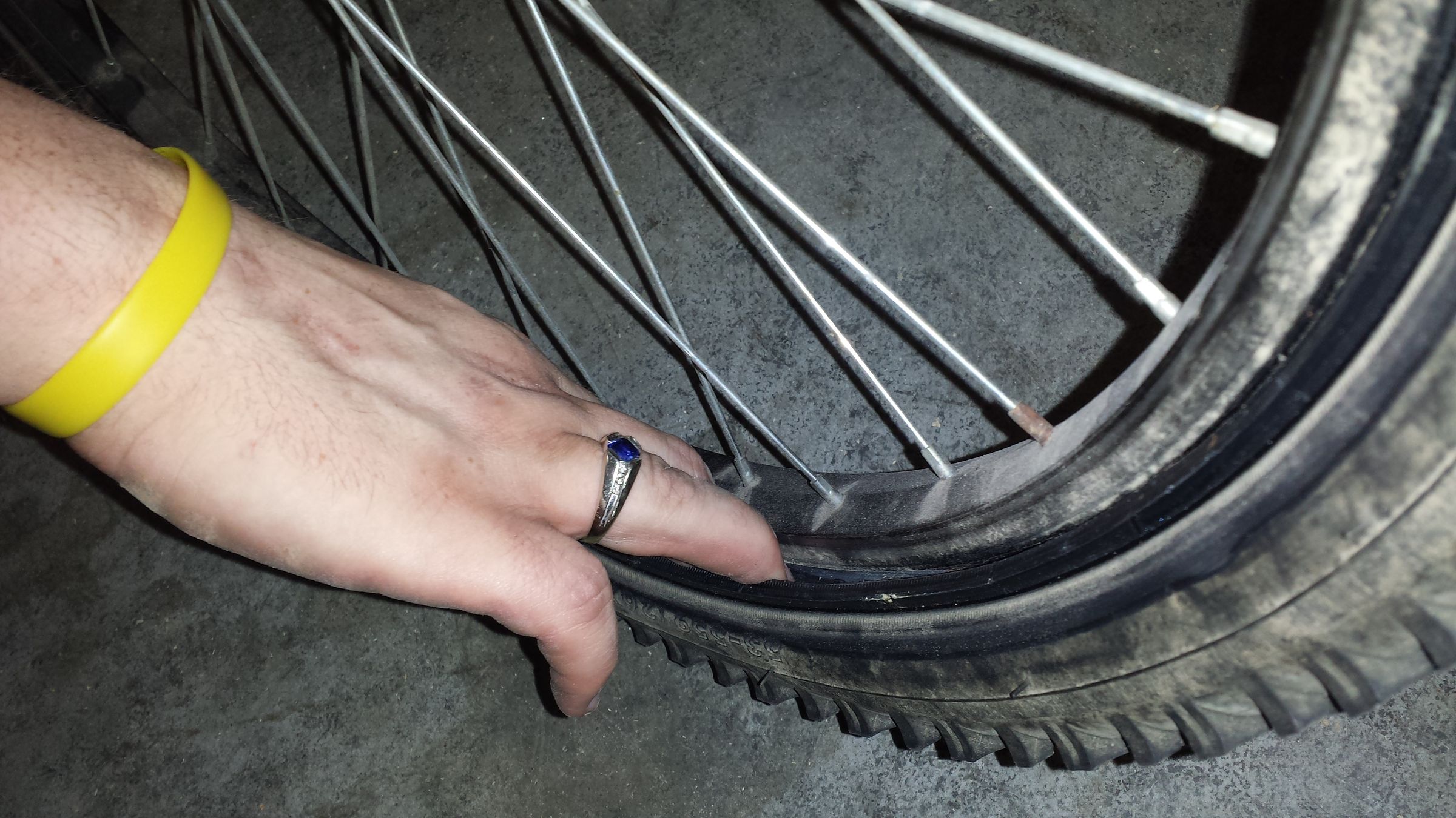 Change a Mountain Bike Tube Without Tools 6 Steps (with Pictures