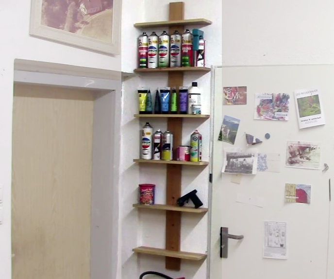 A Shelf With 1 Screw