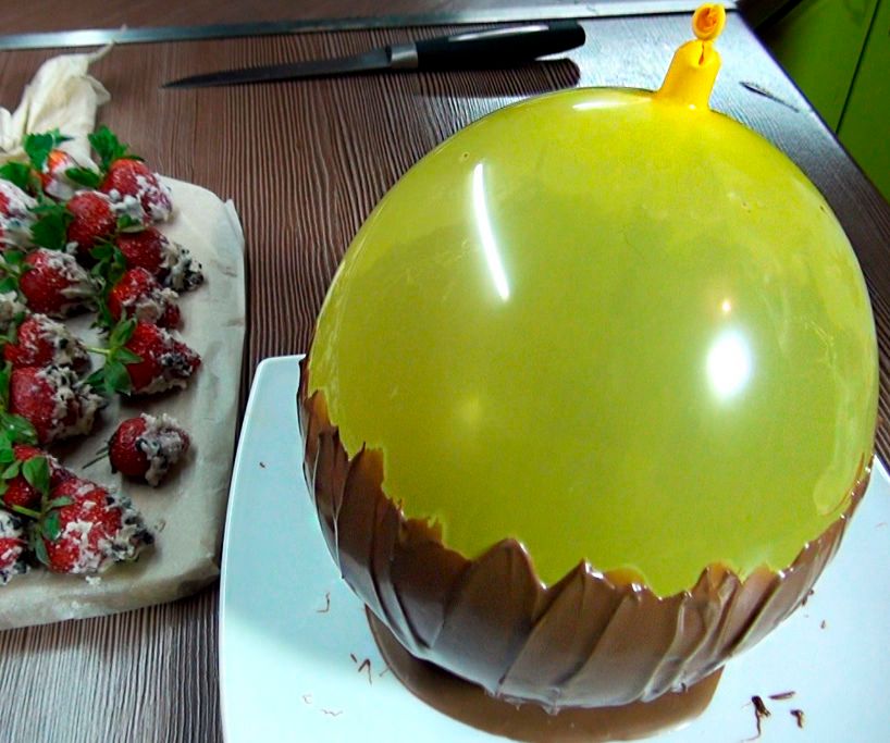 How to Make a Chocolate Bowl Using a Balloon + Chocolate Covered Strawberries