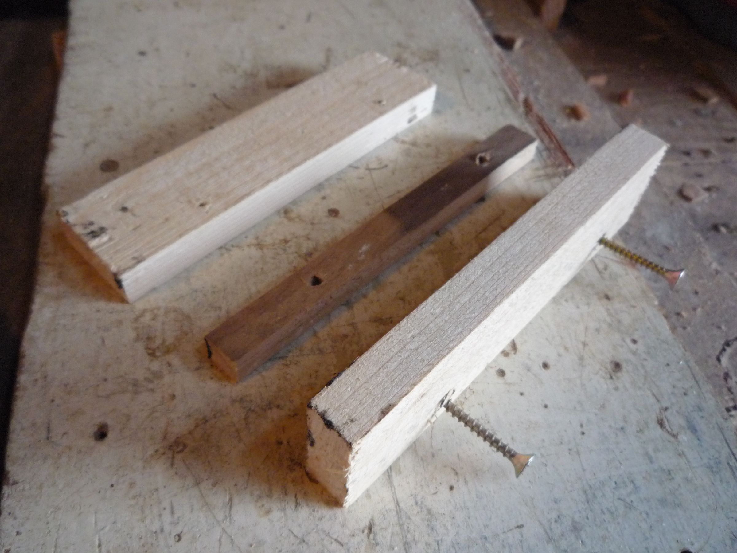 Pallet Wood for Car Repair Tail Gate Gas Strut Fail (with Pictures