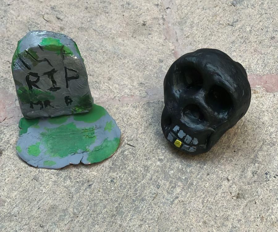 Spooky Tomb and Skull