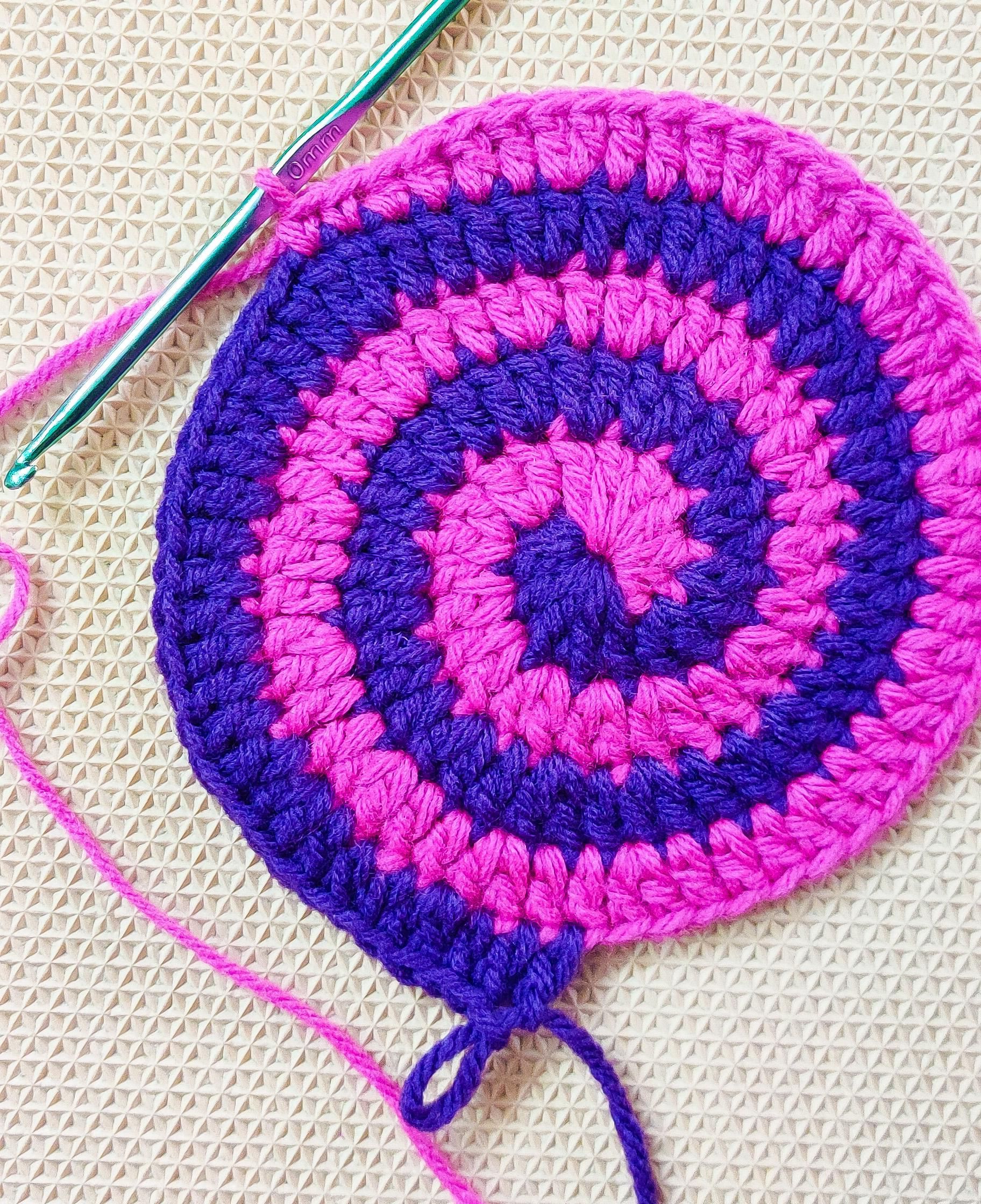 How to Make a Solid Two Color Spiral Crochet Circle 8 Steps (with