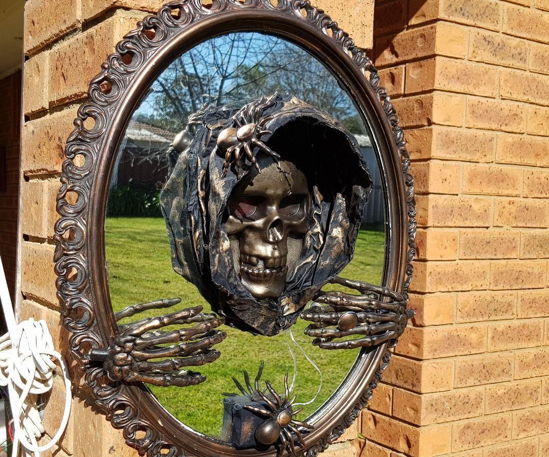 Creepy 3D Halloween Mirror