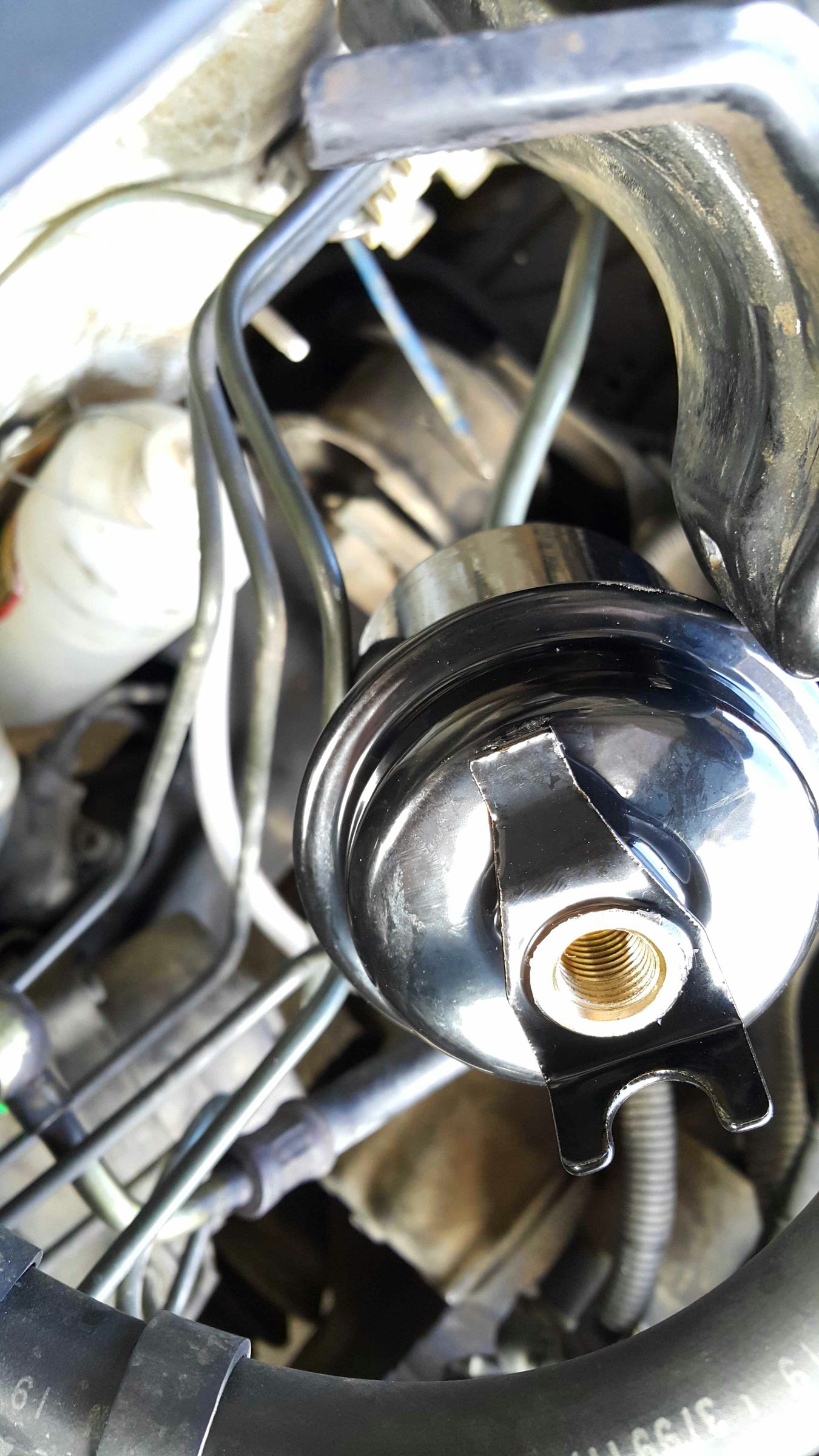 Replacing a Fuel Filter (Honda Civic 1999 D15B). 5 Steps Instructables