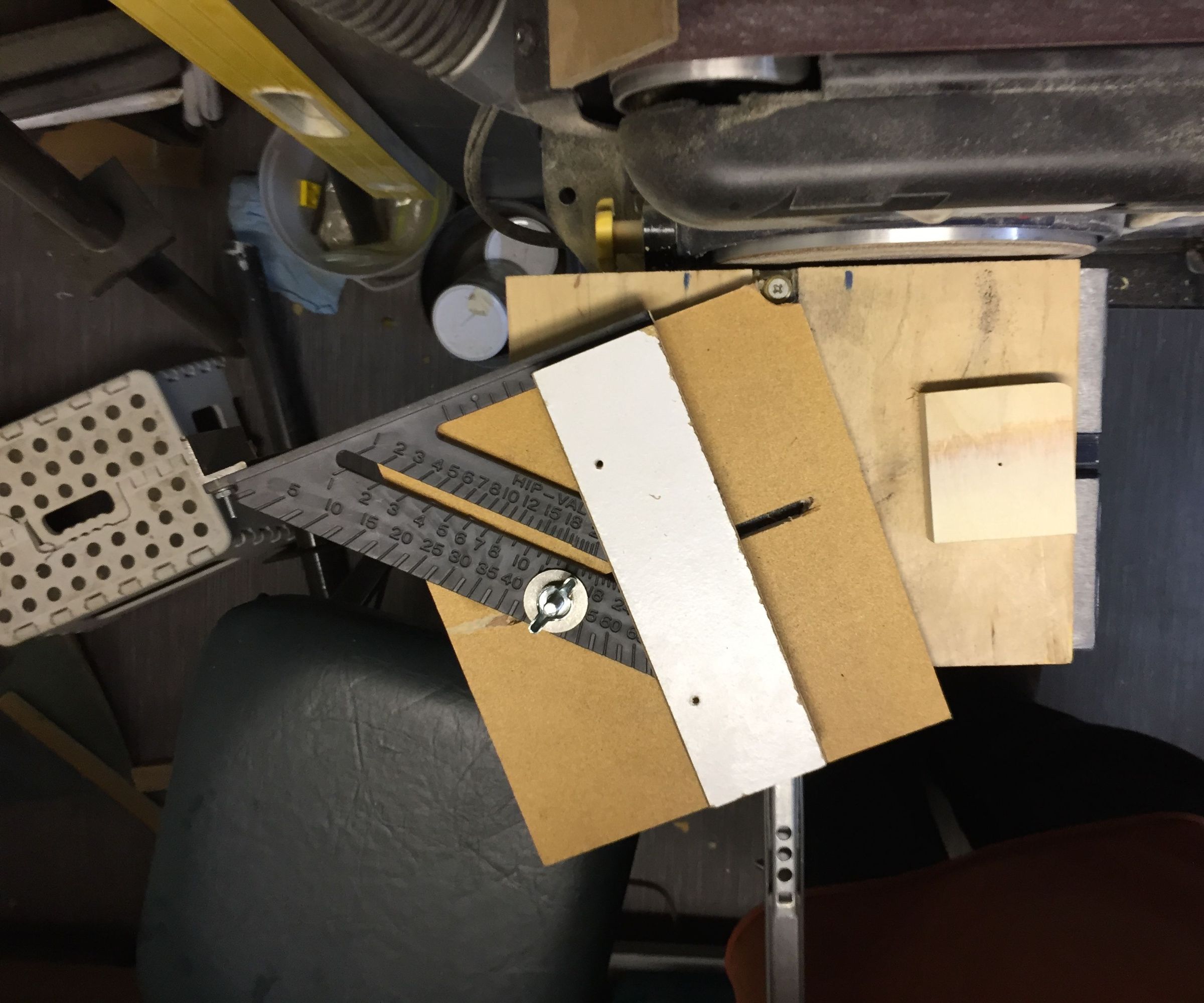 Corner rounding jig for a disk sander