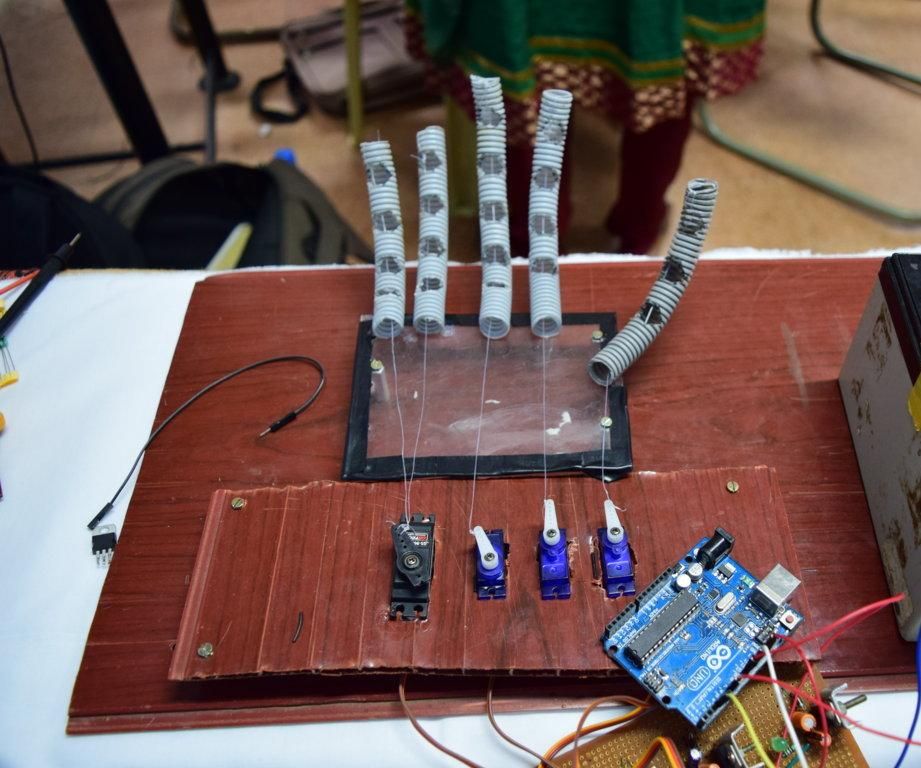 AI Robotic Arm Which Plays Hand Cricket