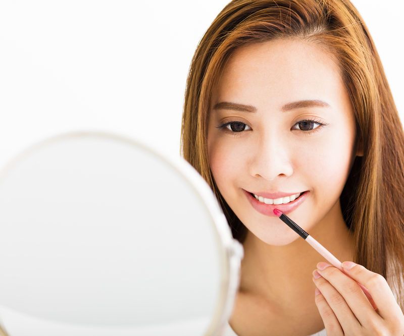 How to Make Lip Gloss at Home Without Vaseline