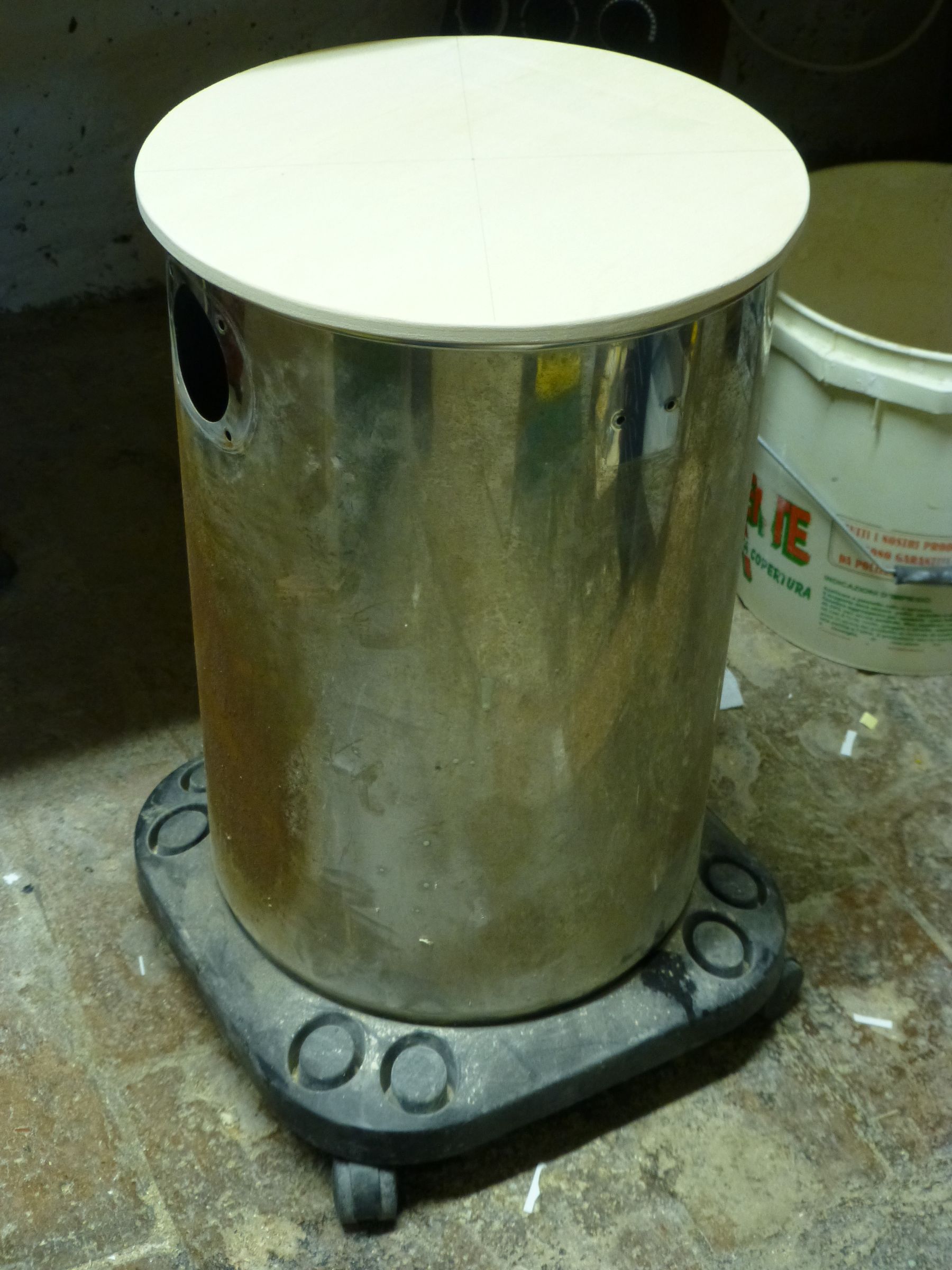 Cheap workshop stool on castors
