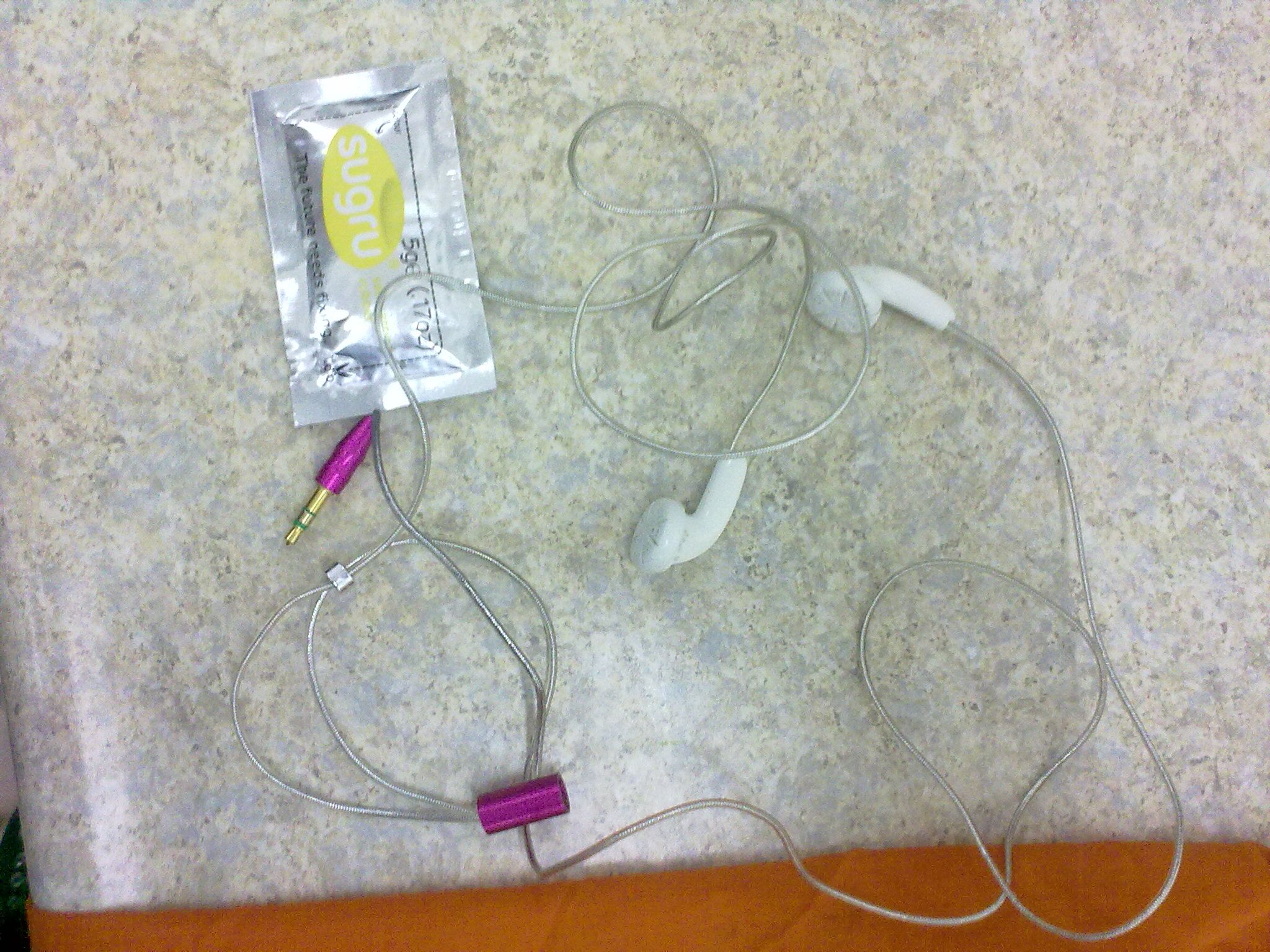 Cubre polvo para celular hecho con Sugru