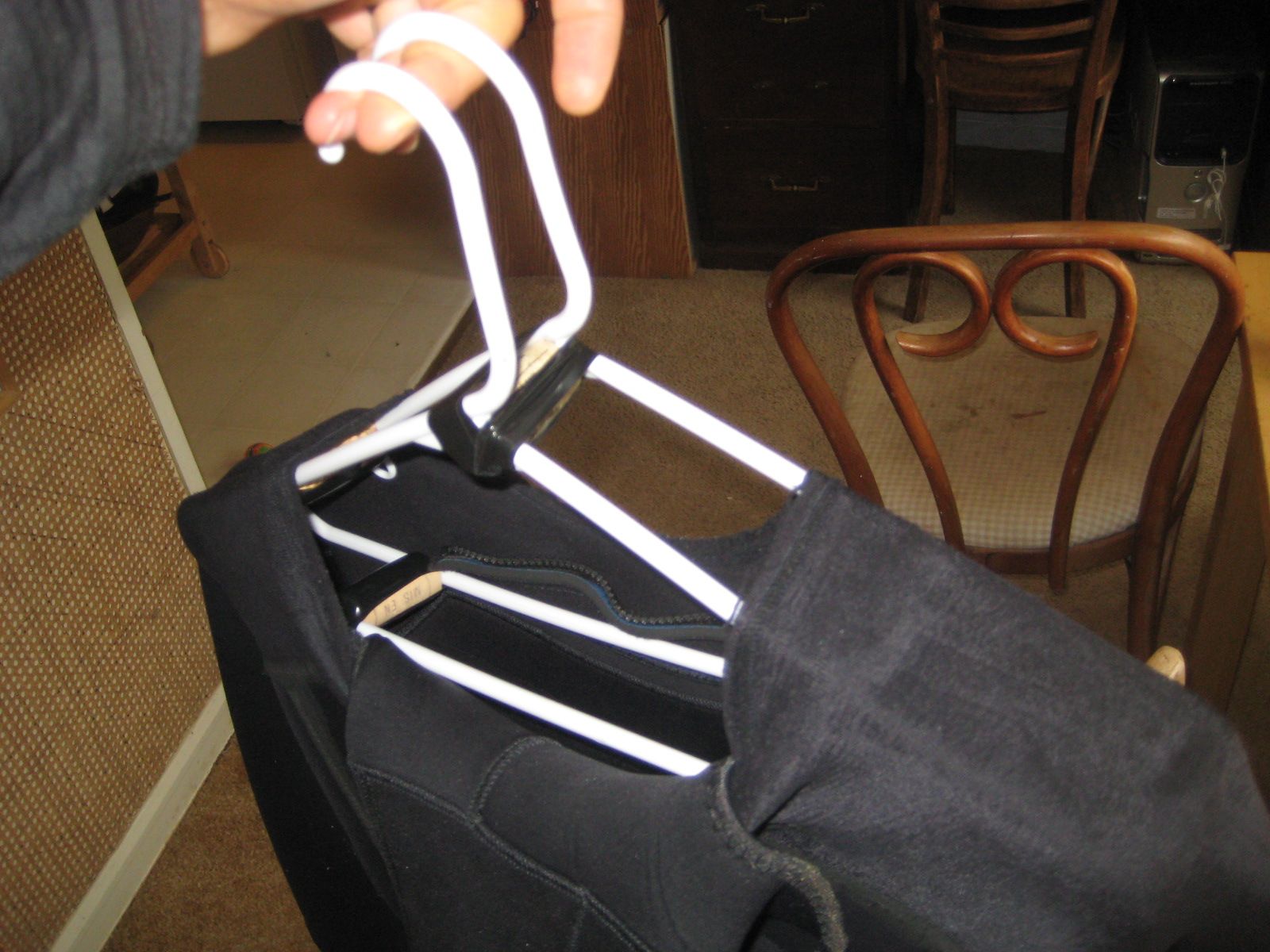 How to make a vented coat hanger for a wetsuit