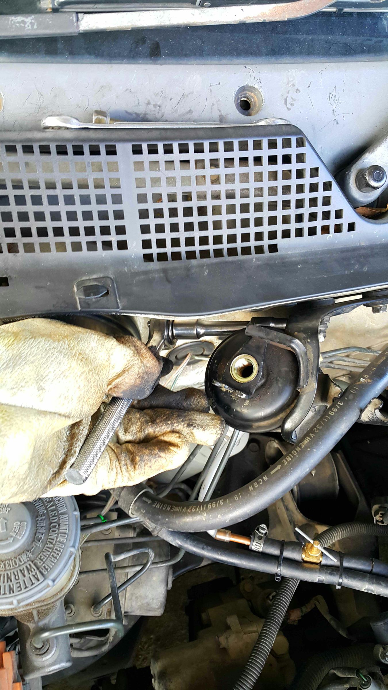 Replacing a Fuel Filter (Honda Civic 1999 D15B). 5 Steps Instructables