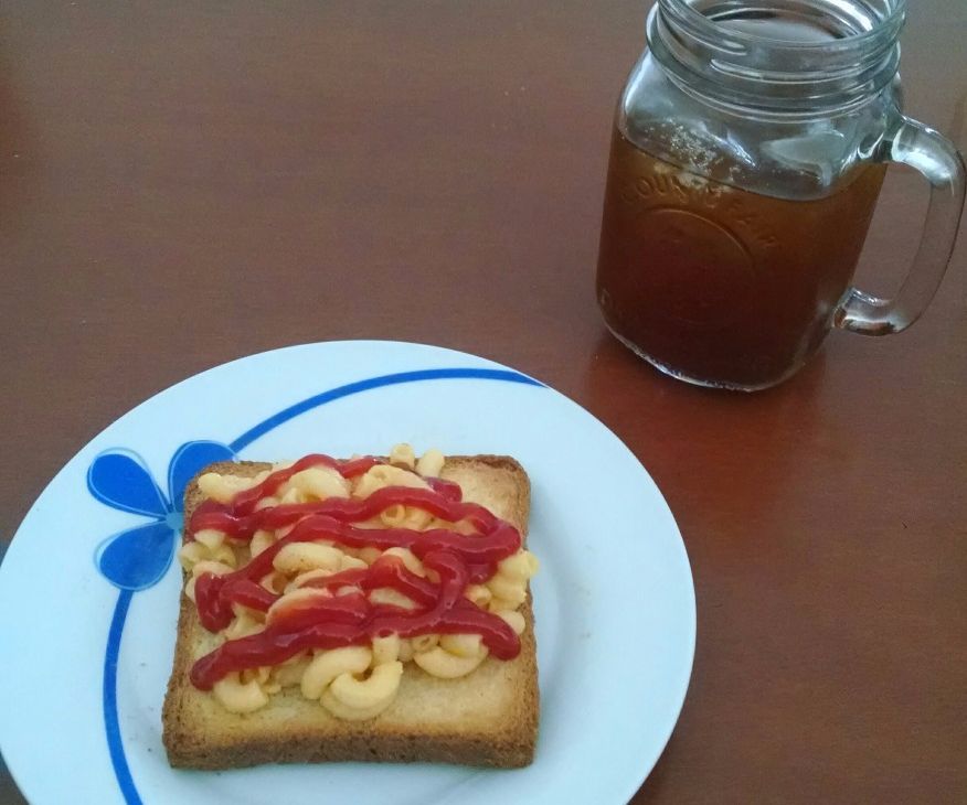 Fusión De Pan Tostado Y Macarrones Con Queso.