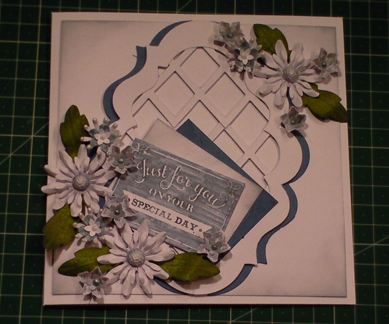 How to Make a Floral Daisy Delight Framed Lattice Card 