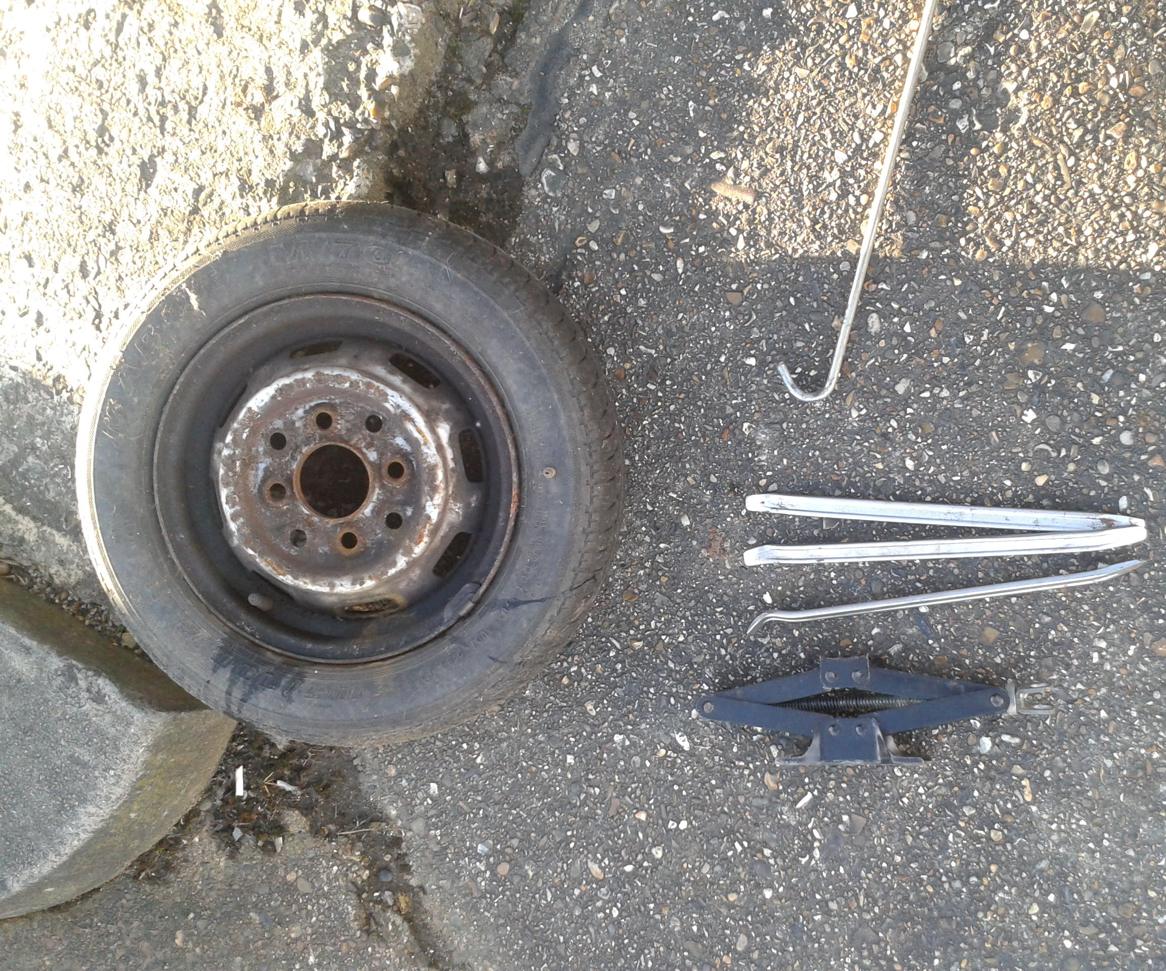 Tyre bead breaking, removal & fitting.