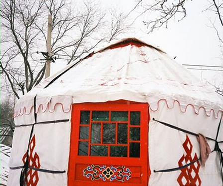 A Beijing Girl Build a Yurt in Beijing As Her Home