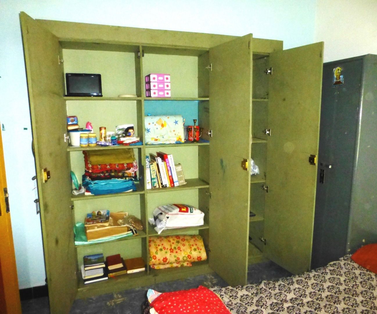 A Bedroom Shelf to Store Things in a Better Way