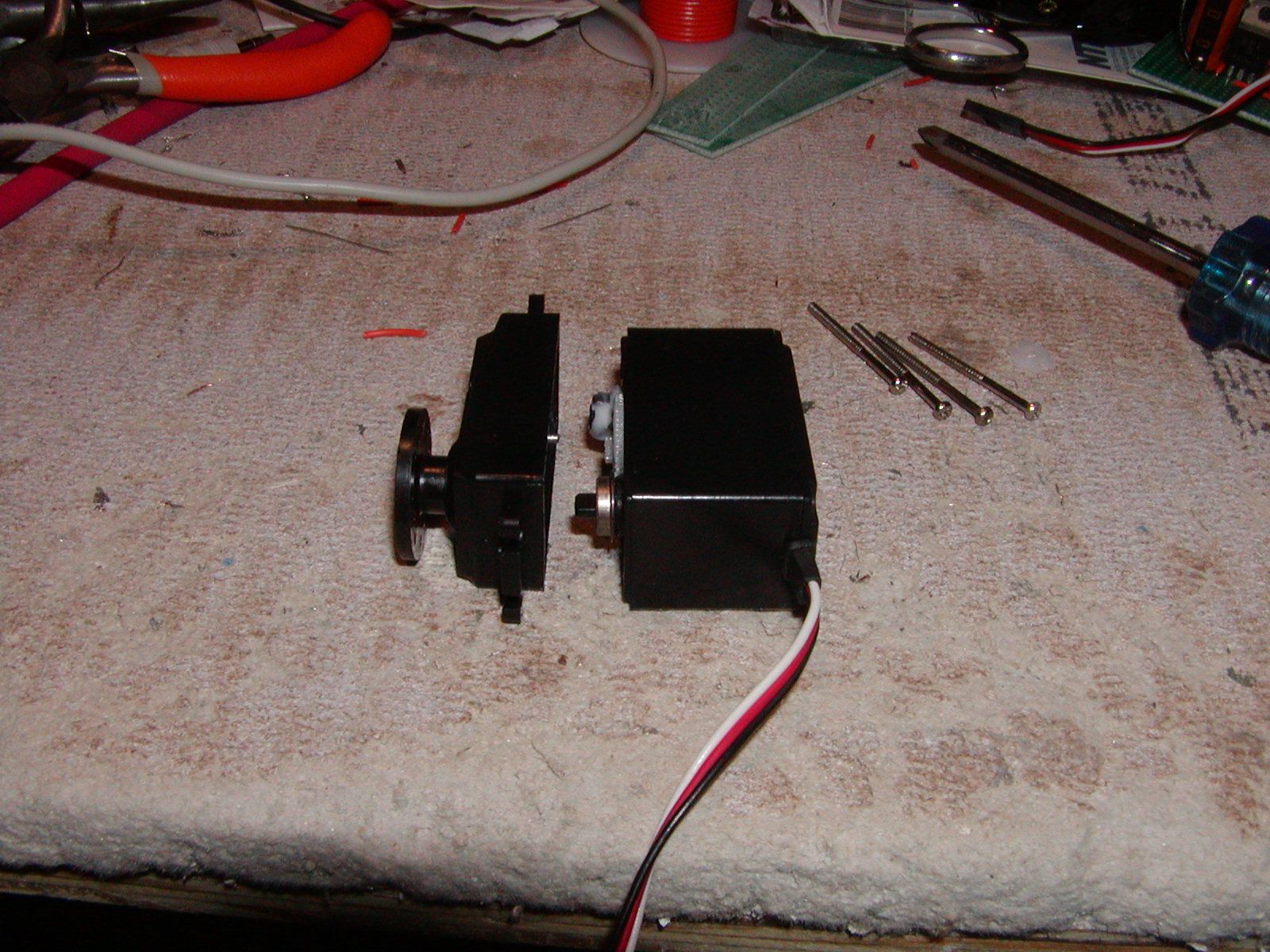 Modify a Futaba S3001 Servo for Continuous Rotation 4 Steps