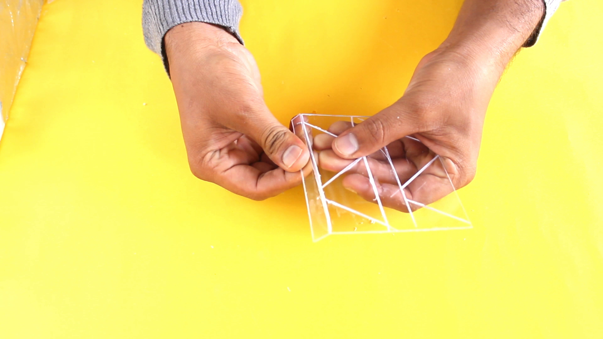 How to Make Smartphone 3D Hologram Projector (EASY) : 5 Steps ...