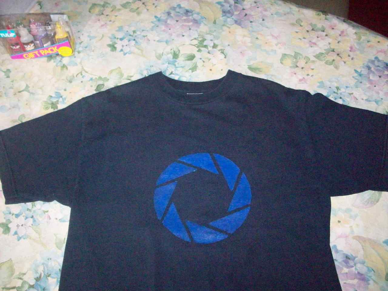 How to Stencil a T-shirt With Freezer Paper