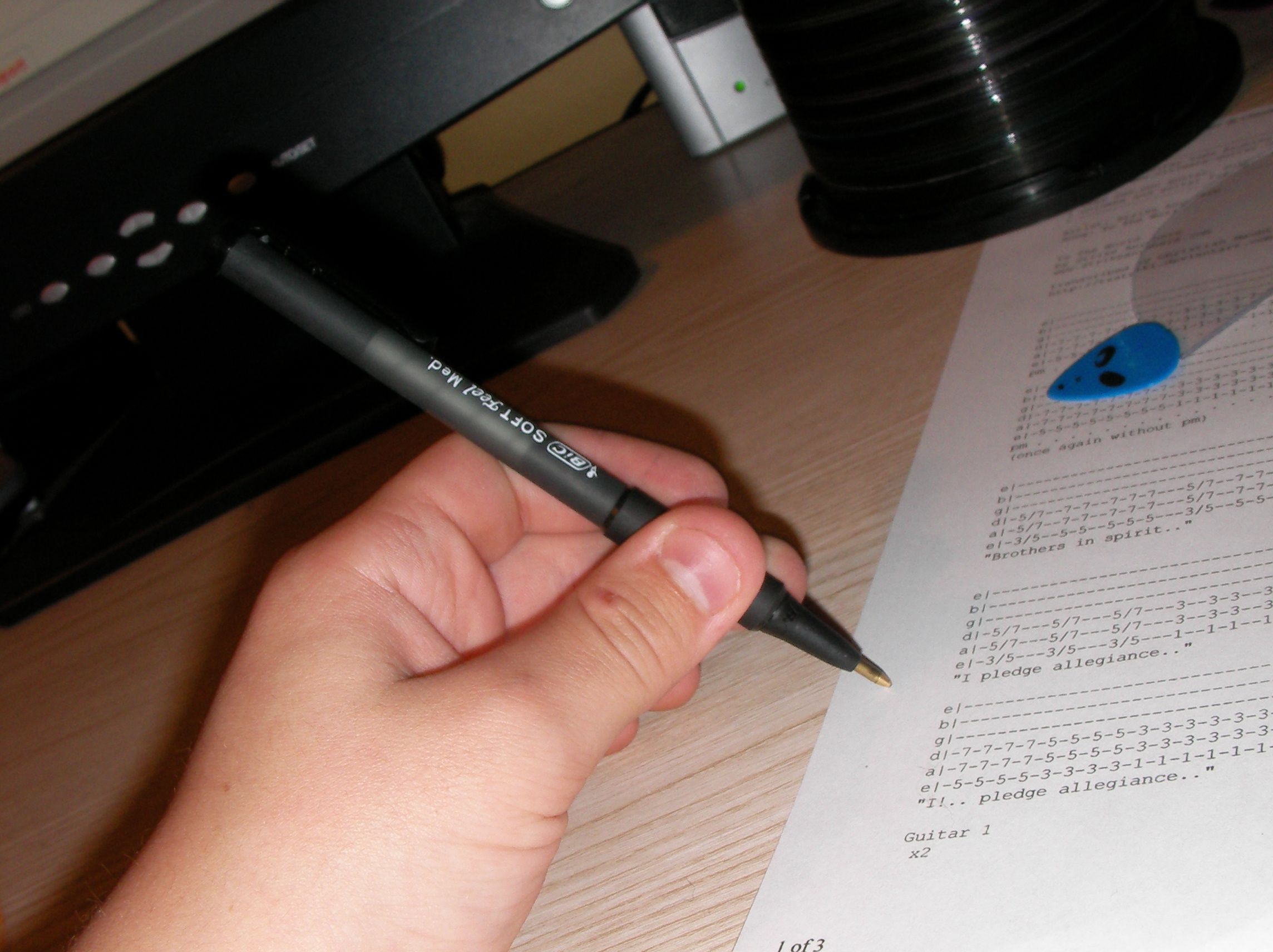 Fix a Bic "Clicky" Pen (Make a 'Clicky' Pen a Regular One) 5 Steps